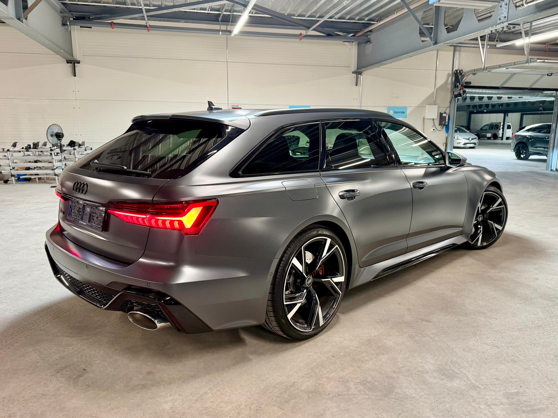 AUDI 4.0 V8 TFSI performance quattro T-Tronic / DaytonaGrau Matt Audi Exclusive / CH Auto ASSP+ / Werksgarantie-image-1