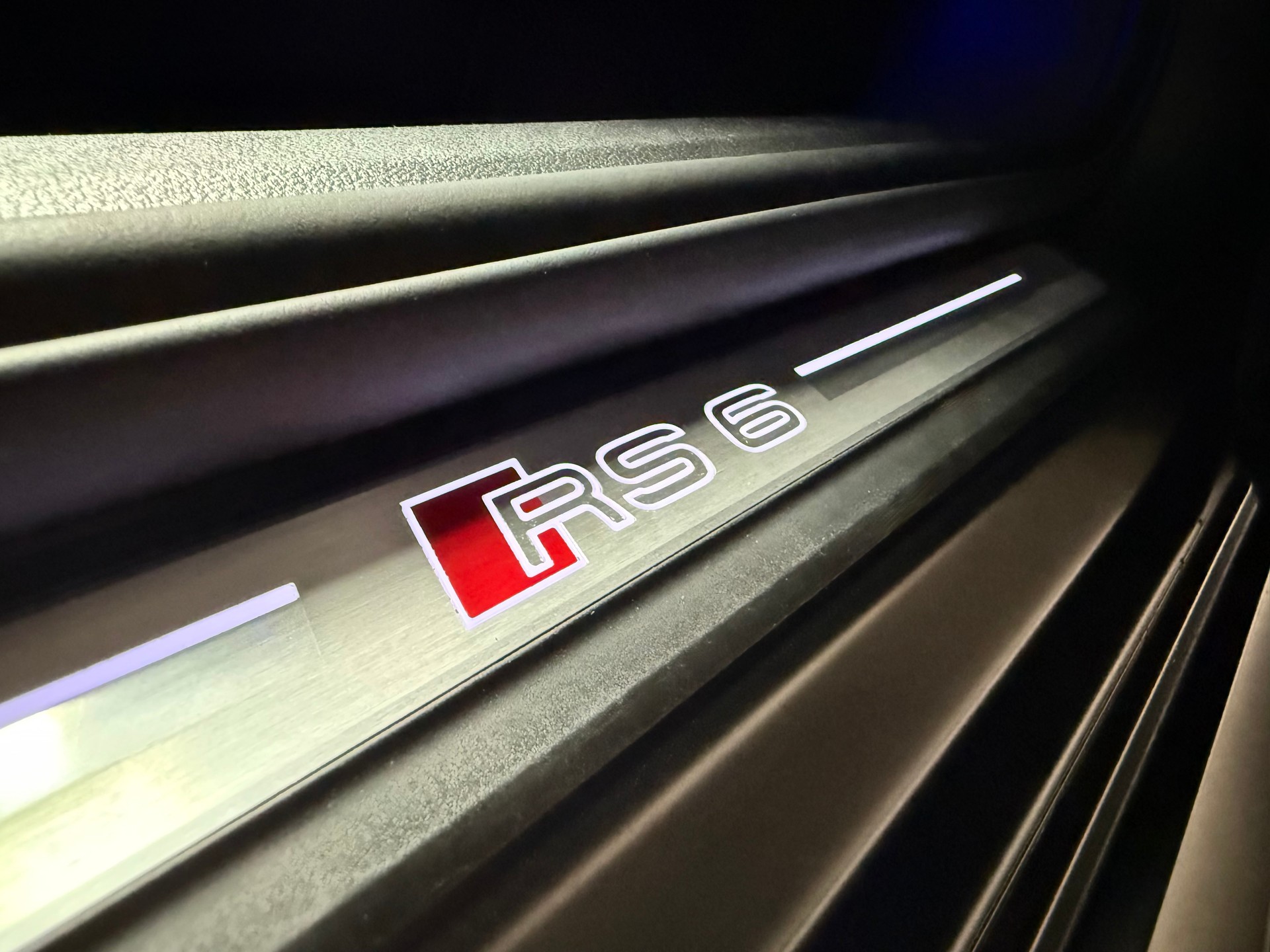 AUDI 4.0 V8 TFSI performance quattro T-Tronic / DaytonaGrau Matt Audi Exclusive / CH Auto ASSP+ / Werksgarantie-image-16