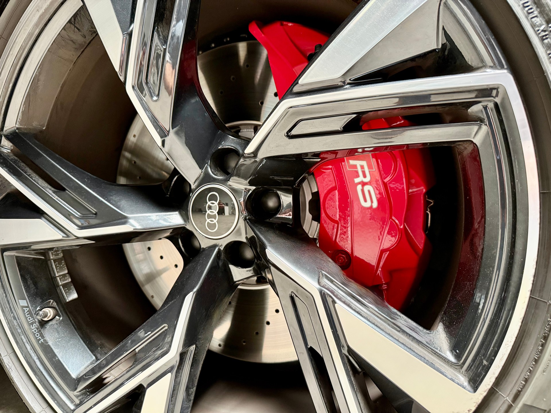 AUDI 4.0 V8 TFSI performance quattro T-Tronic / DaytonaGrau Matt Audi Exclusive / CH Auto ASSP+ / Werksgarantie-image-19