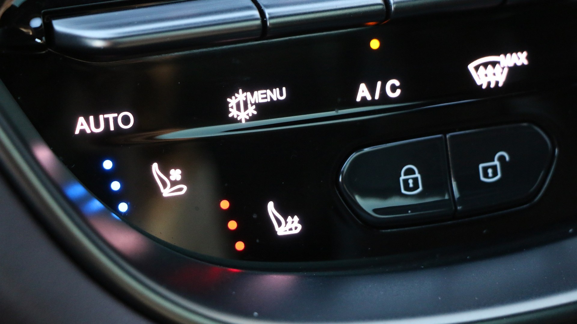 ASTON MARTIN DBX 4.0 V8-image-11
