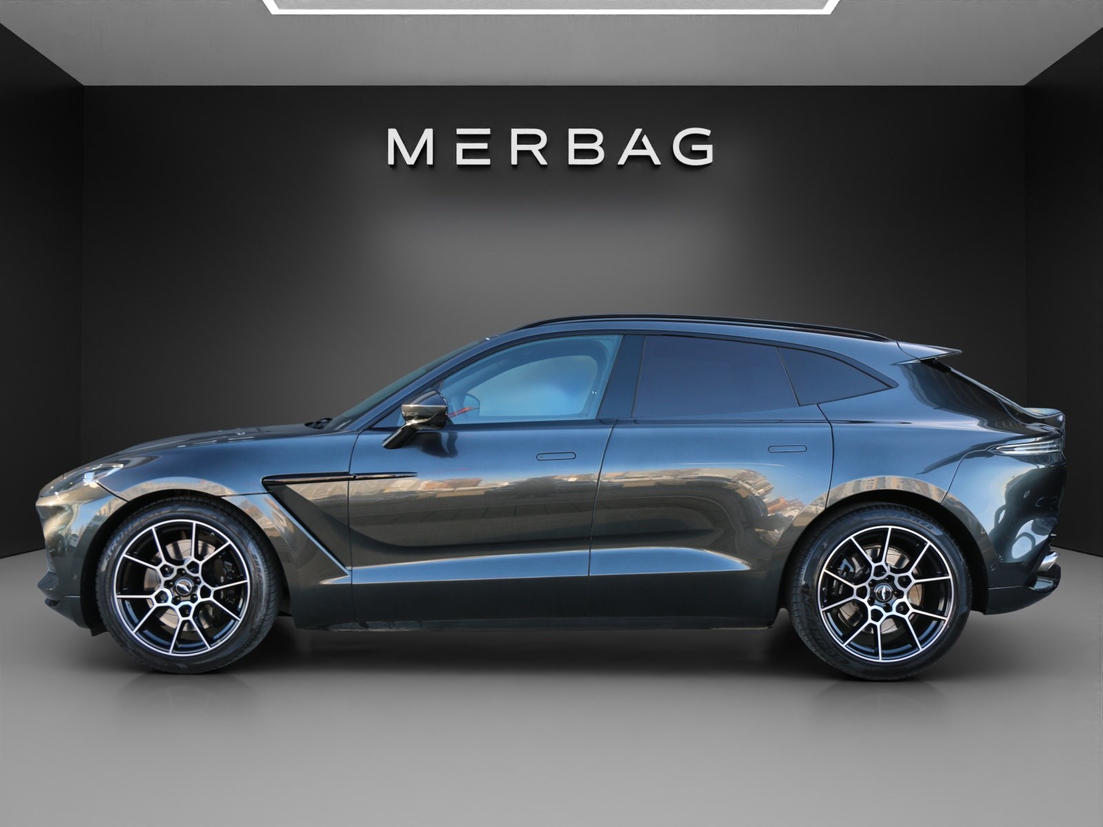 ASTON MARTIN DBX 4.0 V8-image-1