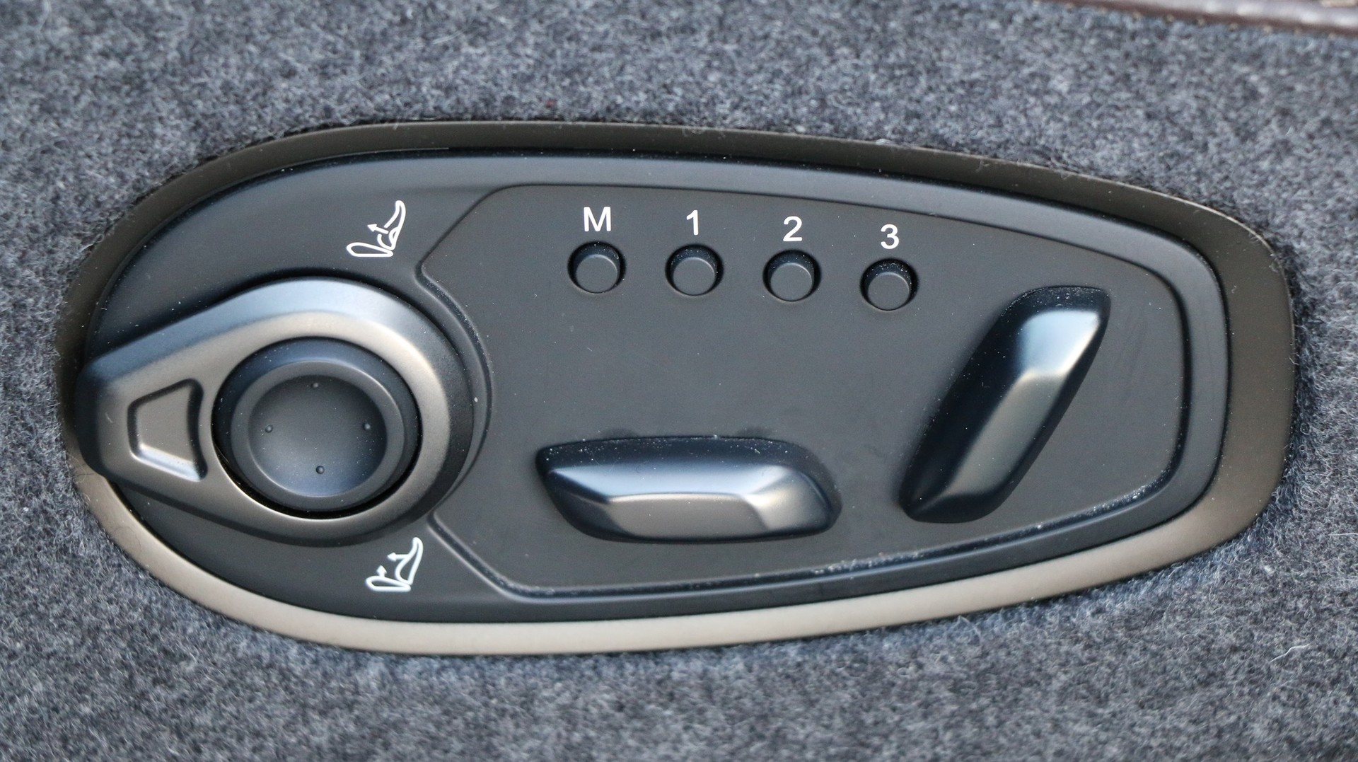 ASTON MARTIN DBX 4.0 V8-image-9