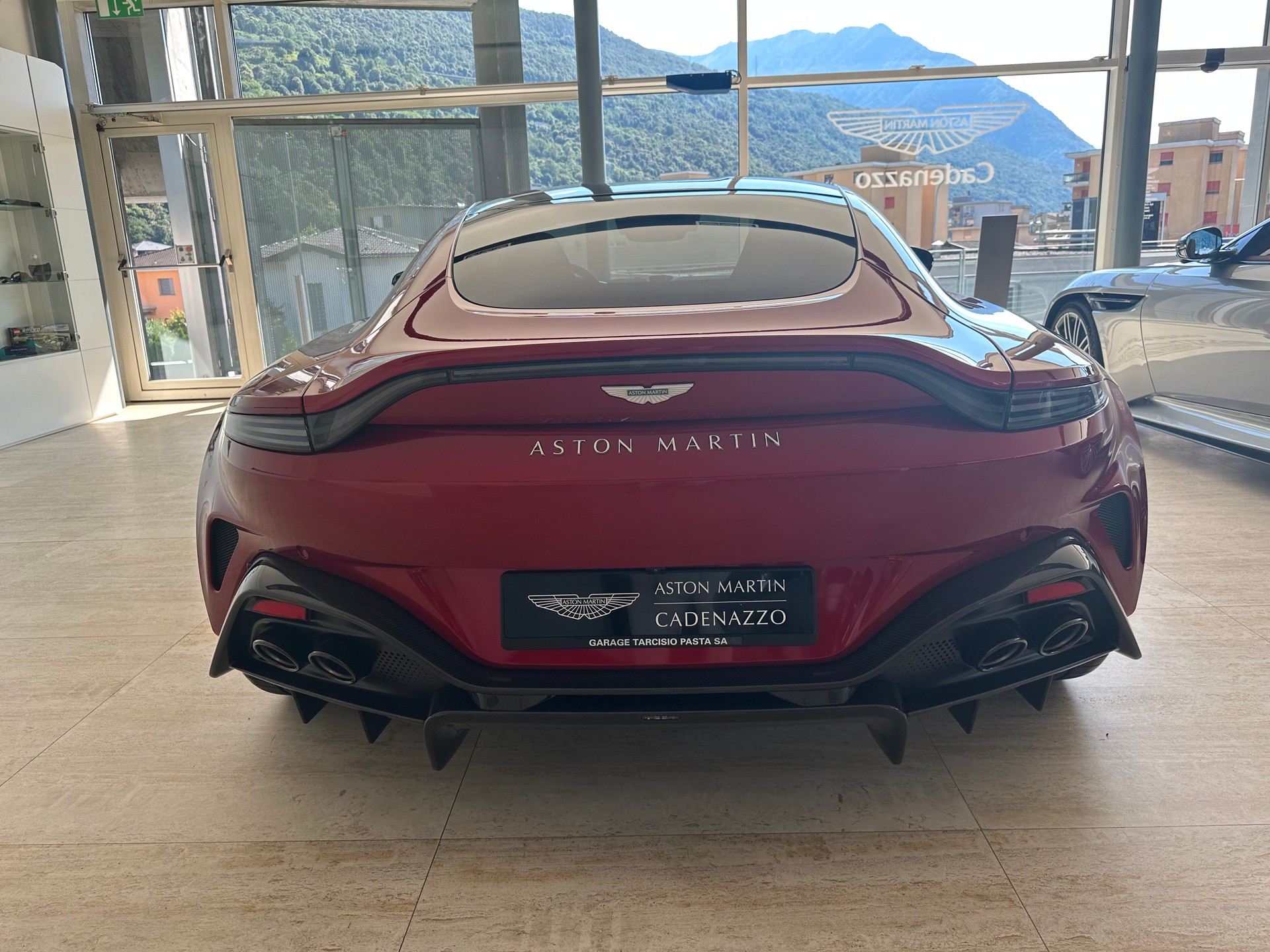 ASTON MARTIN V8 Vantage-image-3