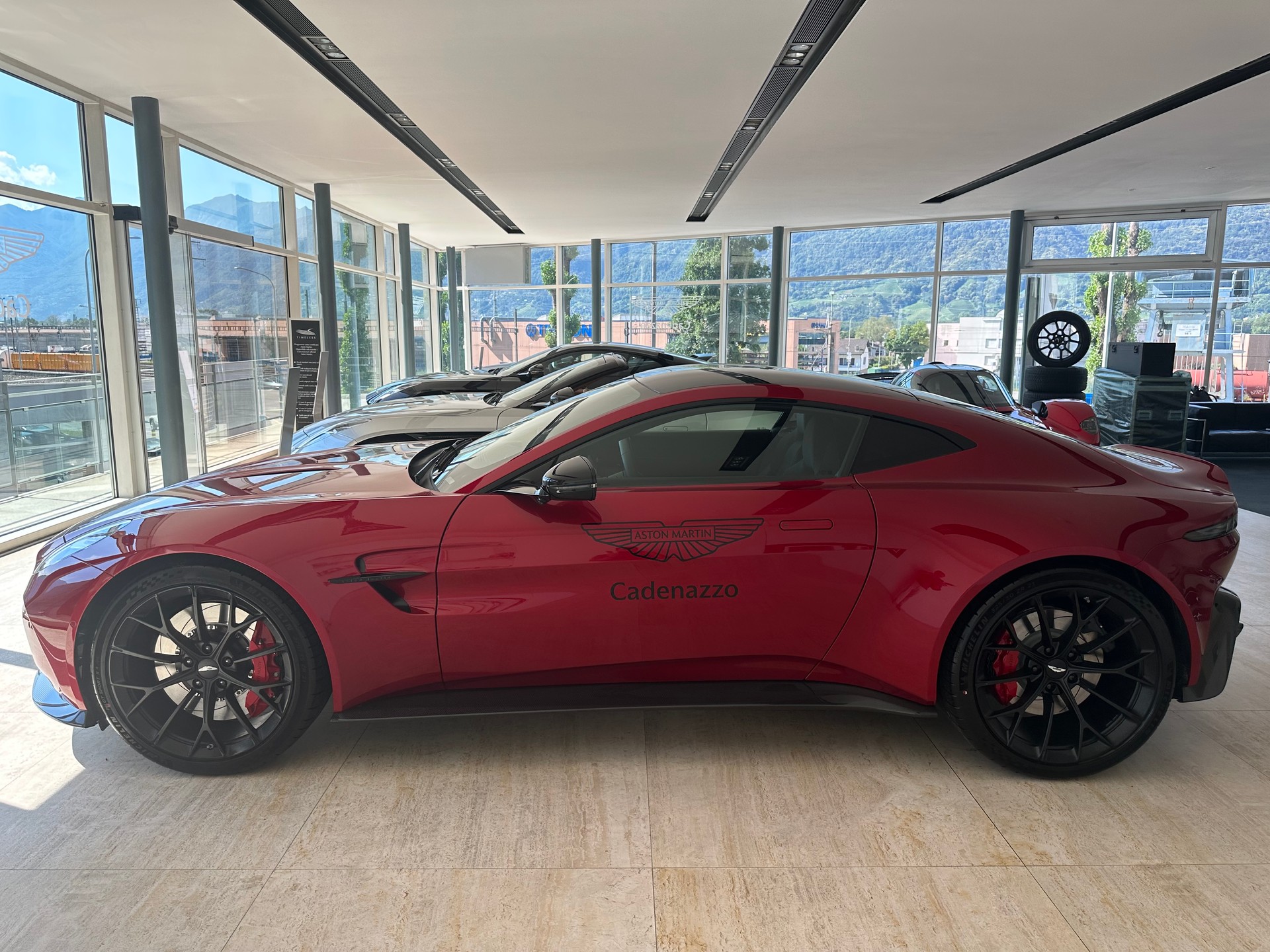 ASTON MARTIN V8 Vantage-image-1