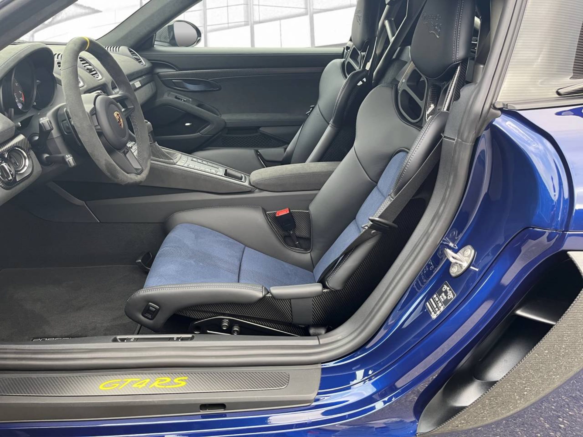 PORSCHE 718 Cayman GT4 RS-image-3