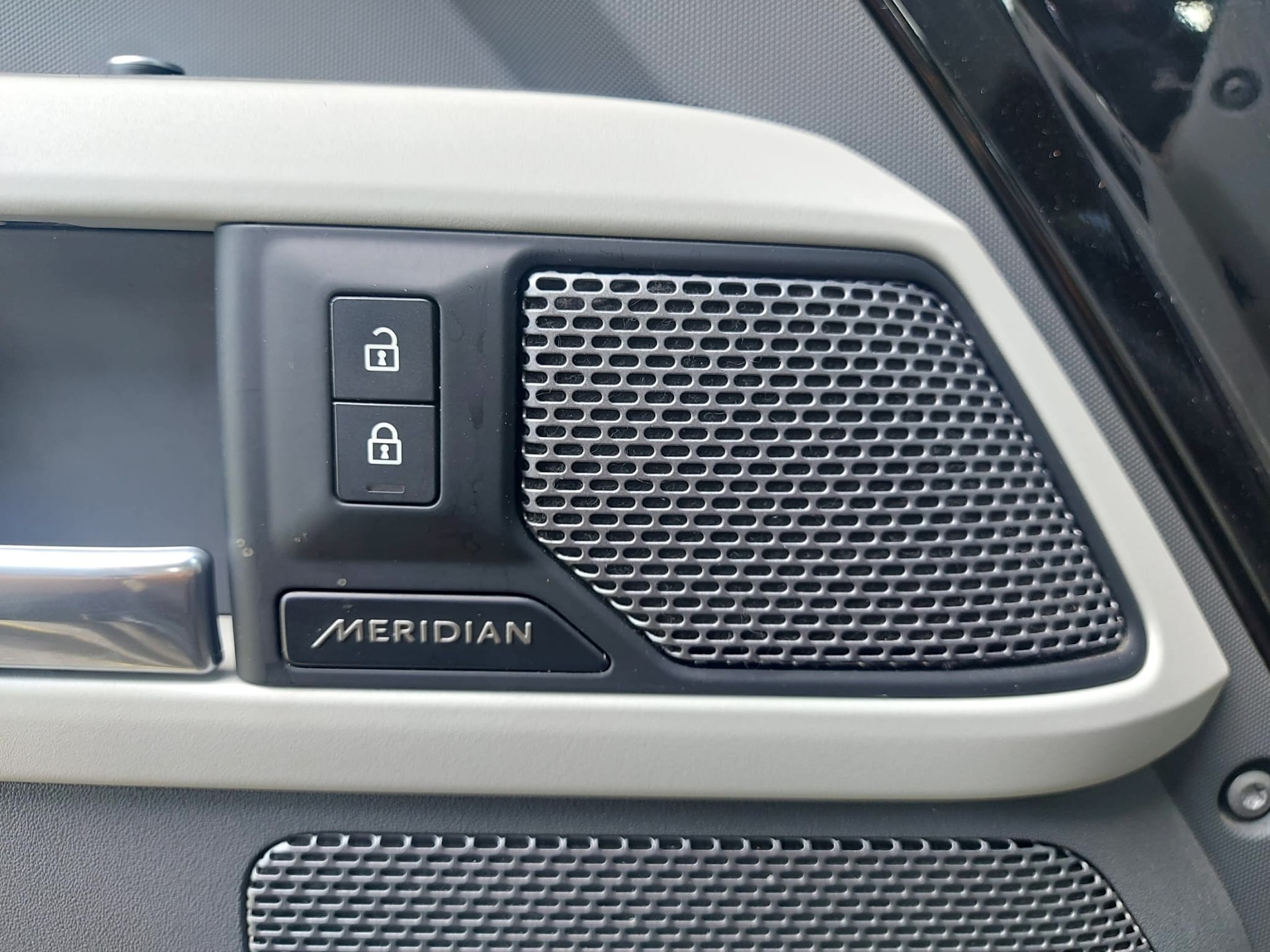 LAND ROVER Defender 110 3.0 D I6 200 AWD AT8-image-17