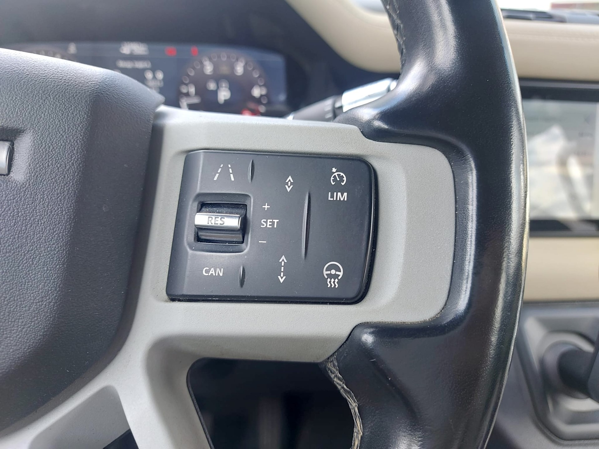 LAND ROVER Defender 110 3.0 D I6 200 AWD AT8-image-16