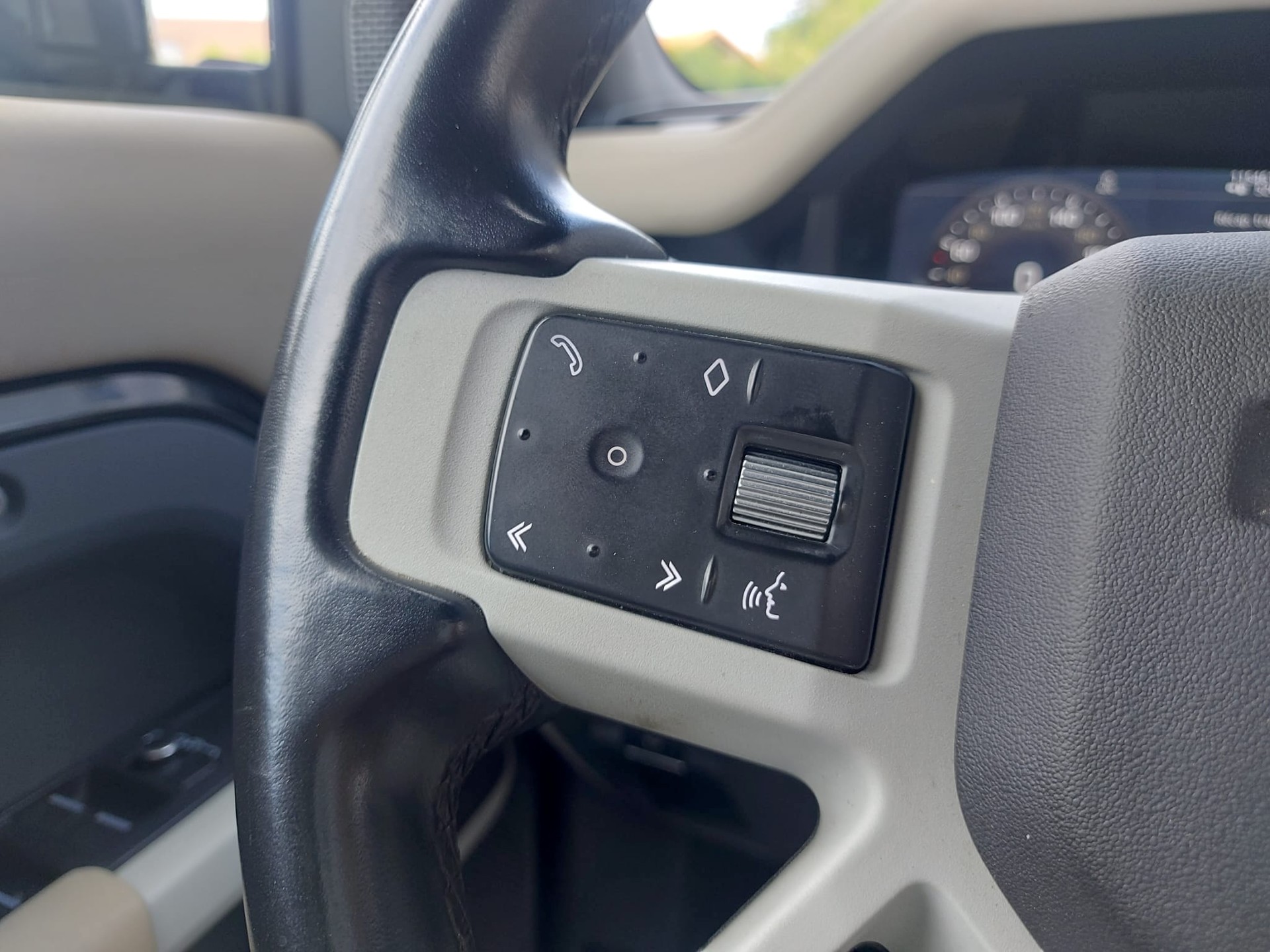 LAND ROVER Defender 110 3.0 D I6 200 AWD AT8-image-15