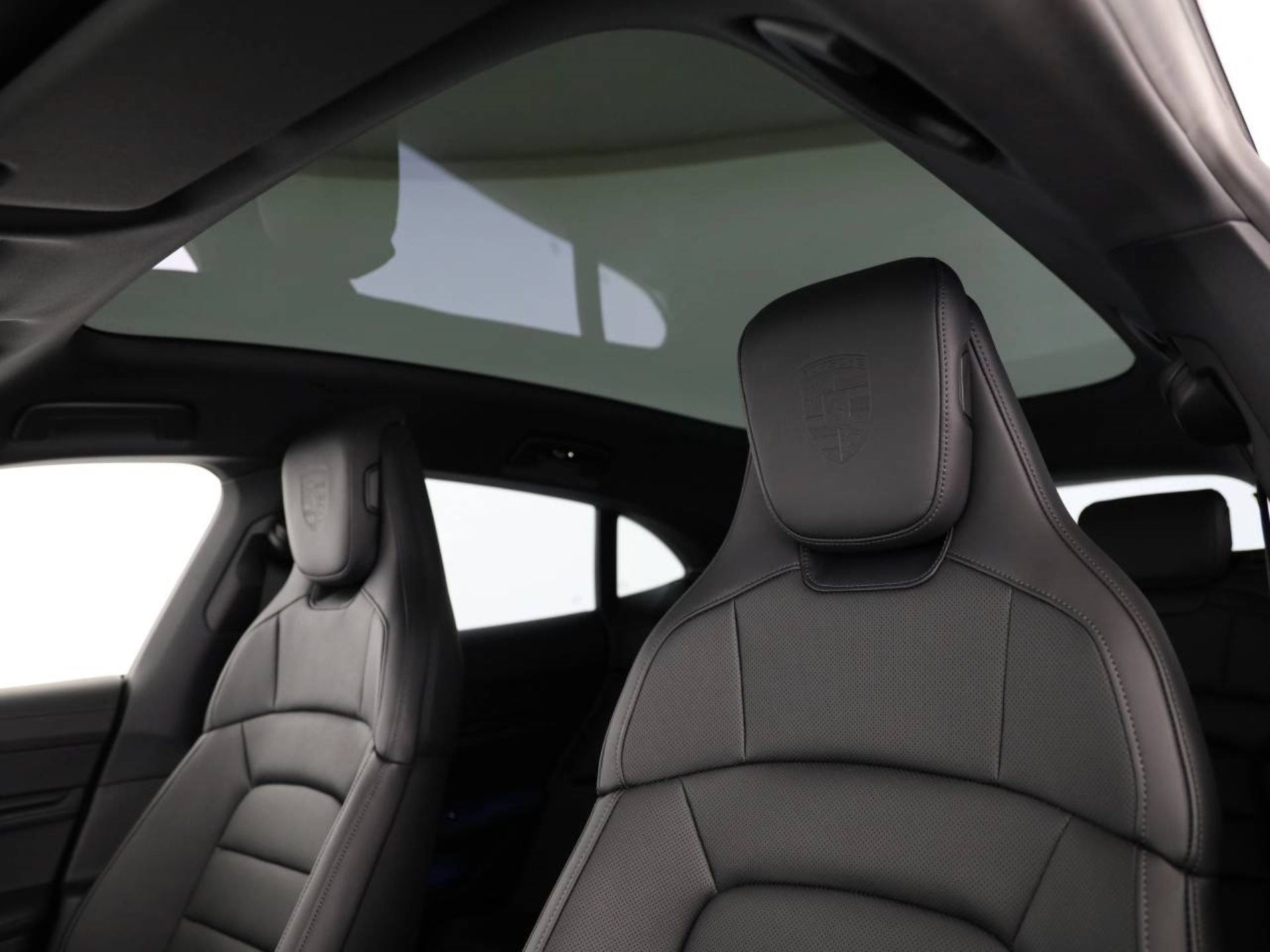 PORSCHE Taycan 4 Cross Turismo-image-16