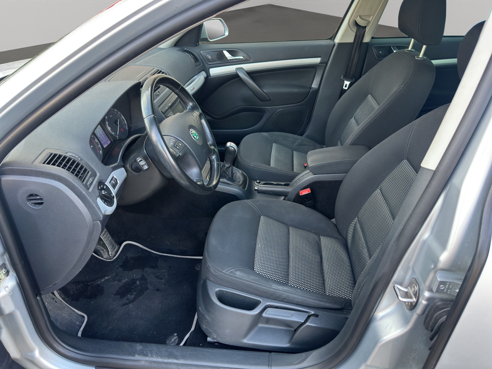 SKODA Octavia Scout 2.0 TDI 4x4-image-8