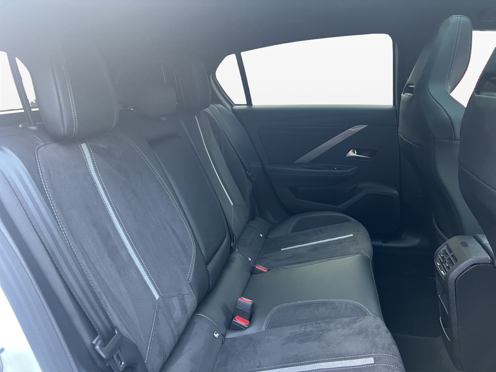 OPEL Astra 1.6 PHEV Turbo GSe A-image-18