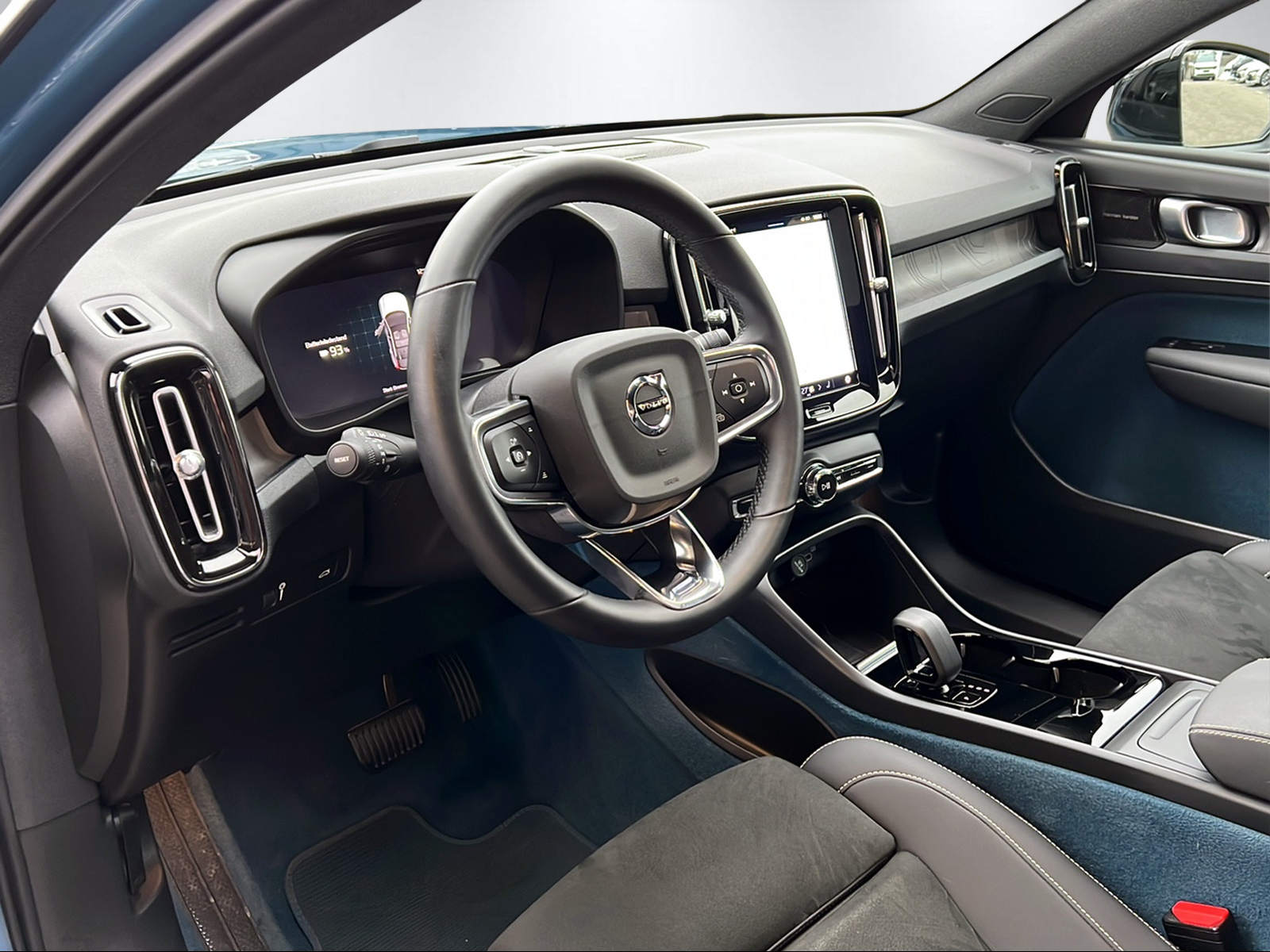 VOLVO C40 P8 Twin Recharge AWD-image-13