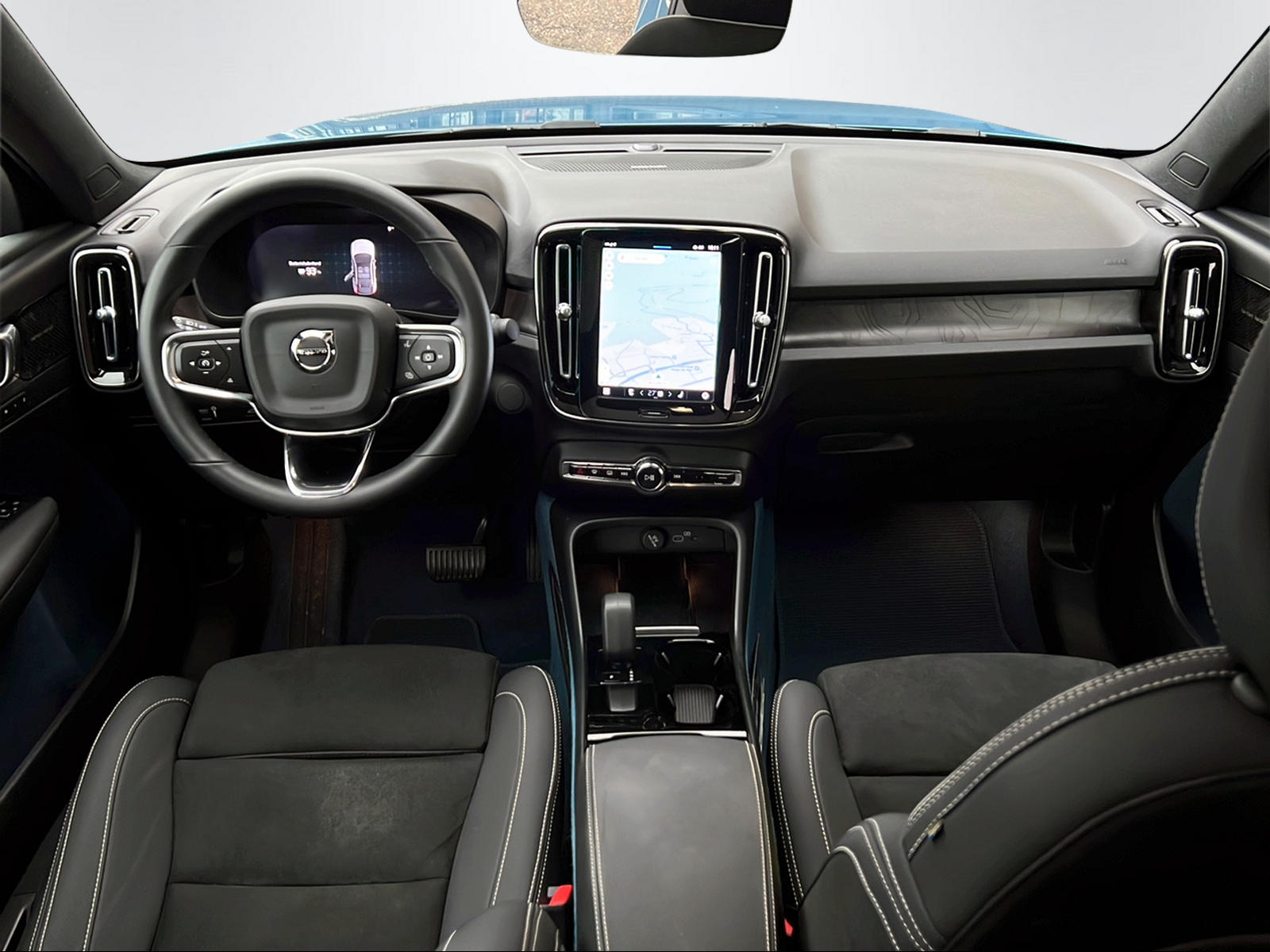 VOLVO C40 P8 Twin Recharge AWD-image-11