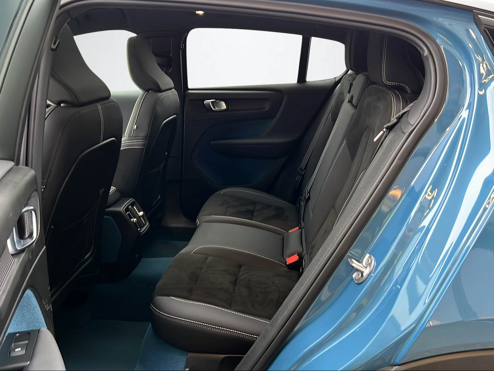 VOLVO C40 P8 Twin Recharge AWD-image-10