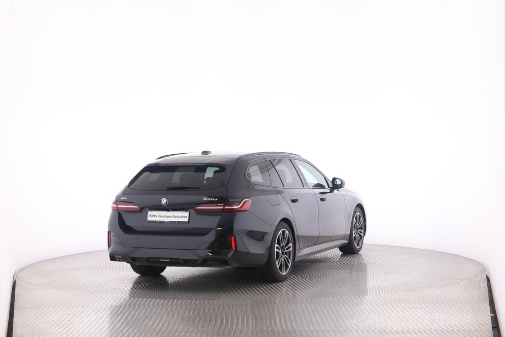 BMW 520d xDrive Touring-image-1