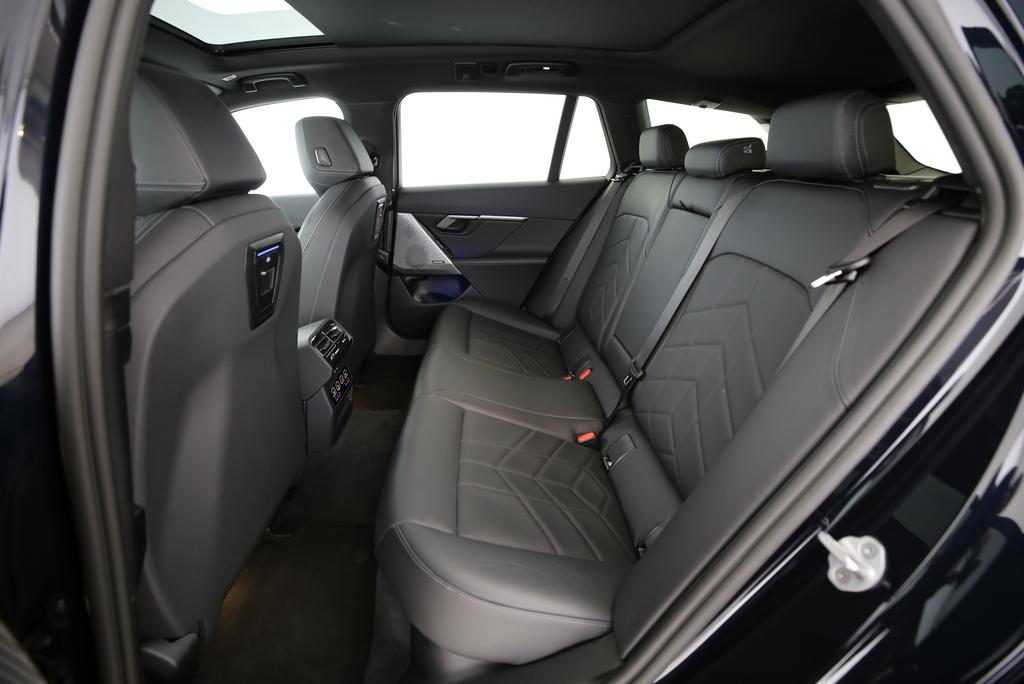 BMW 520d xDrive Touring-image-13