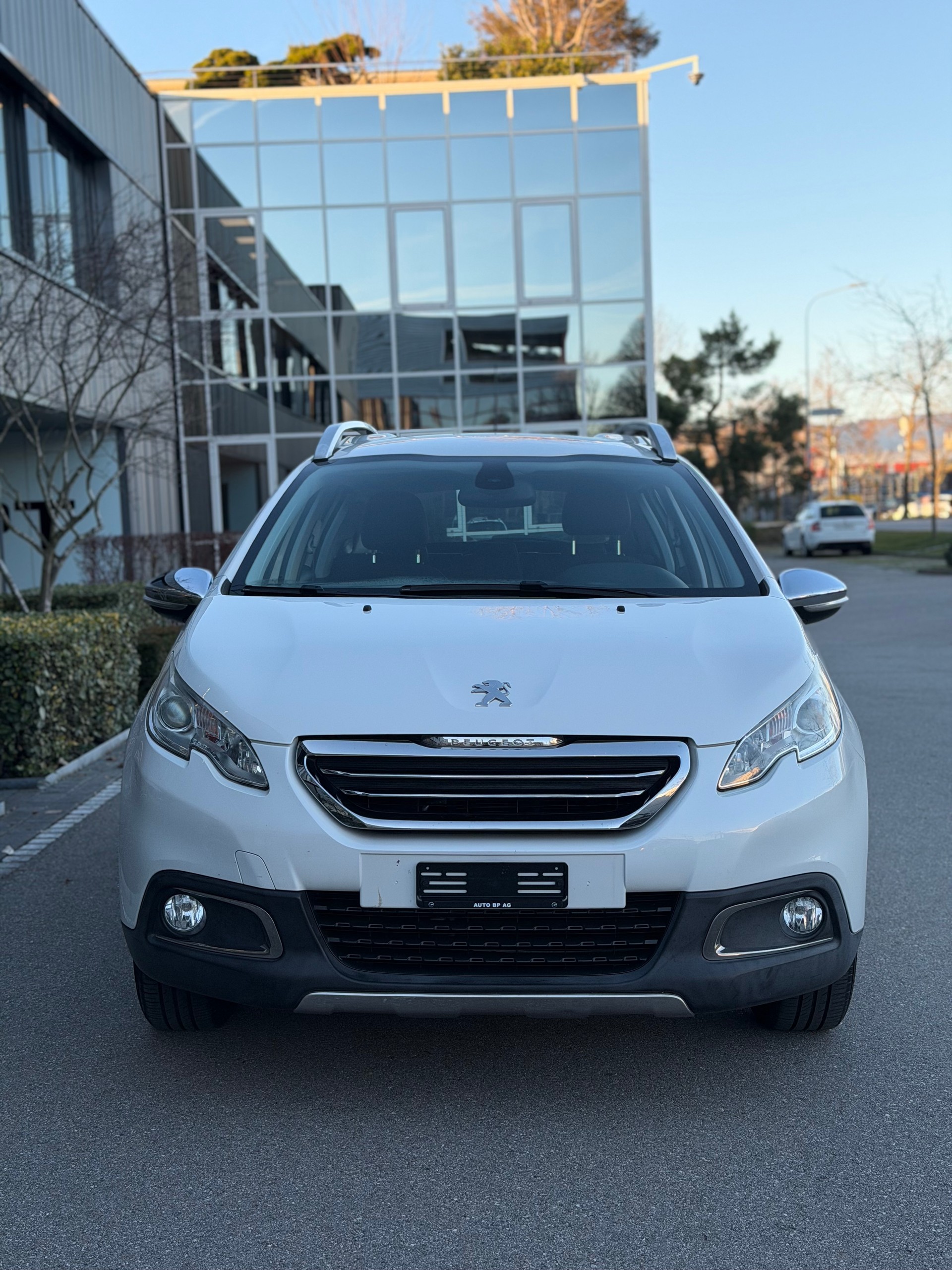 PEUGEOT 2008 1.2 VTI Allure-image-1
