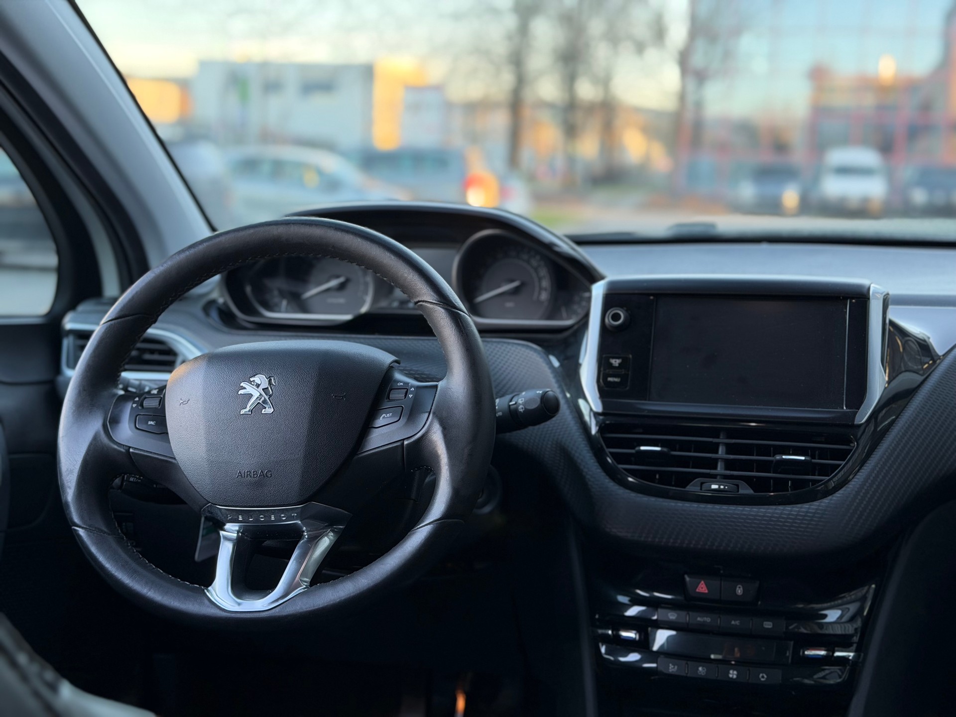 PEUGEOT 2008 1.2 VTI Allure-image-10