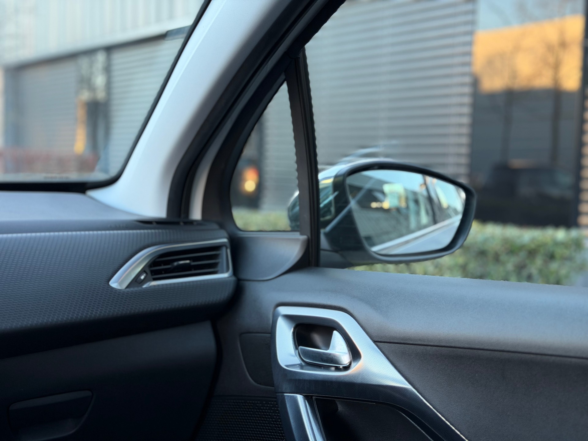 PEUGEOT 2008 1.2 VTI Allure-image-9