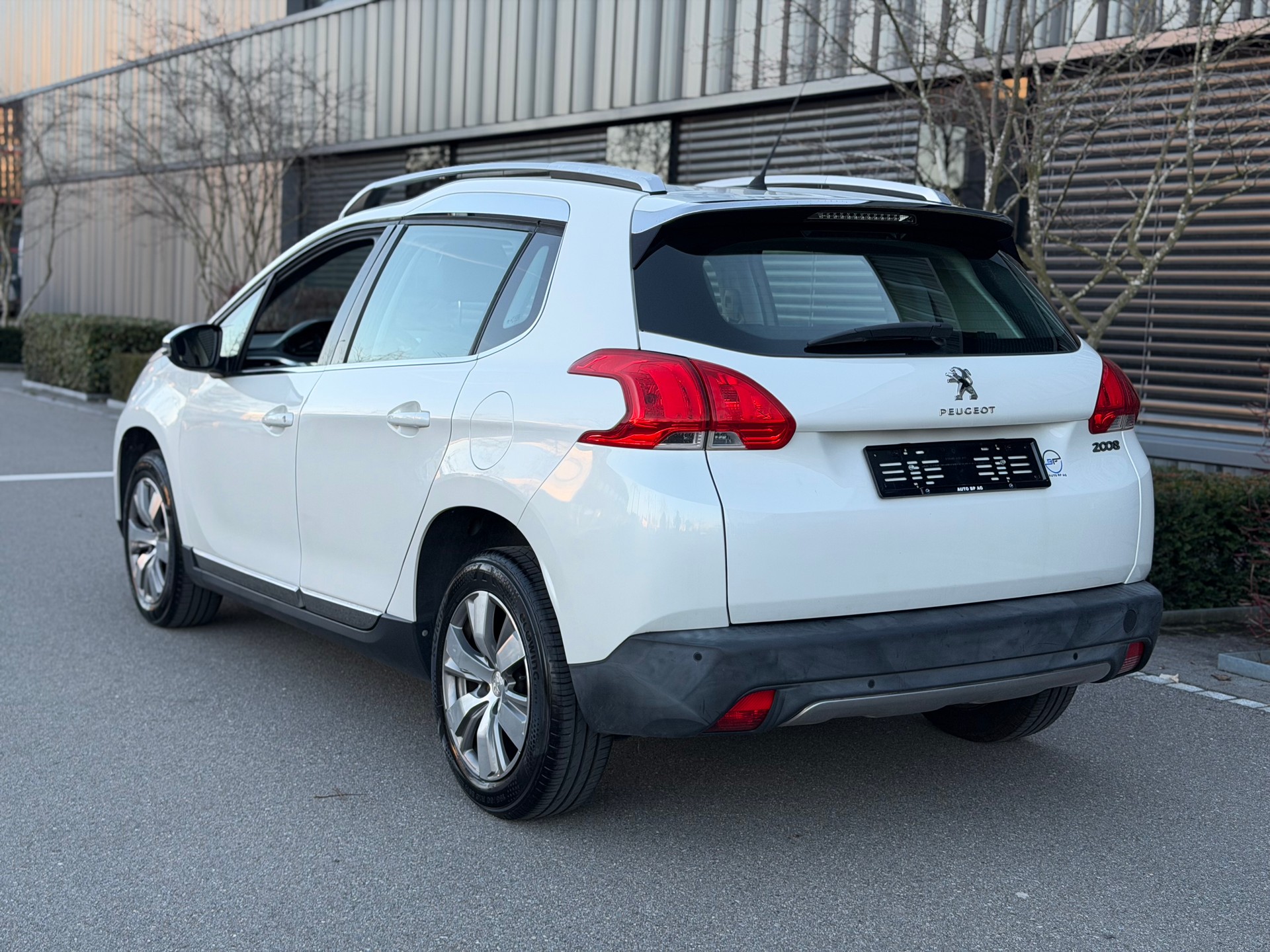 PEUGEOT 2008 1.2 VTI Allure-image-4