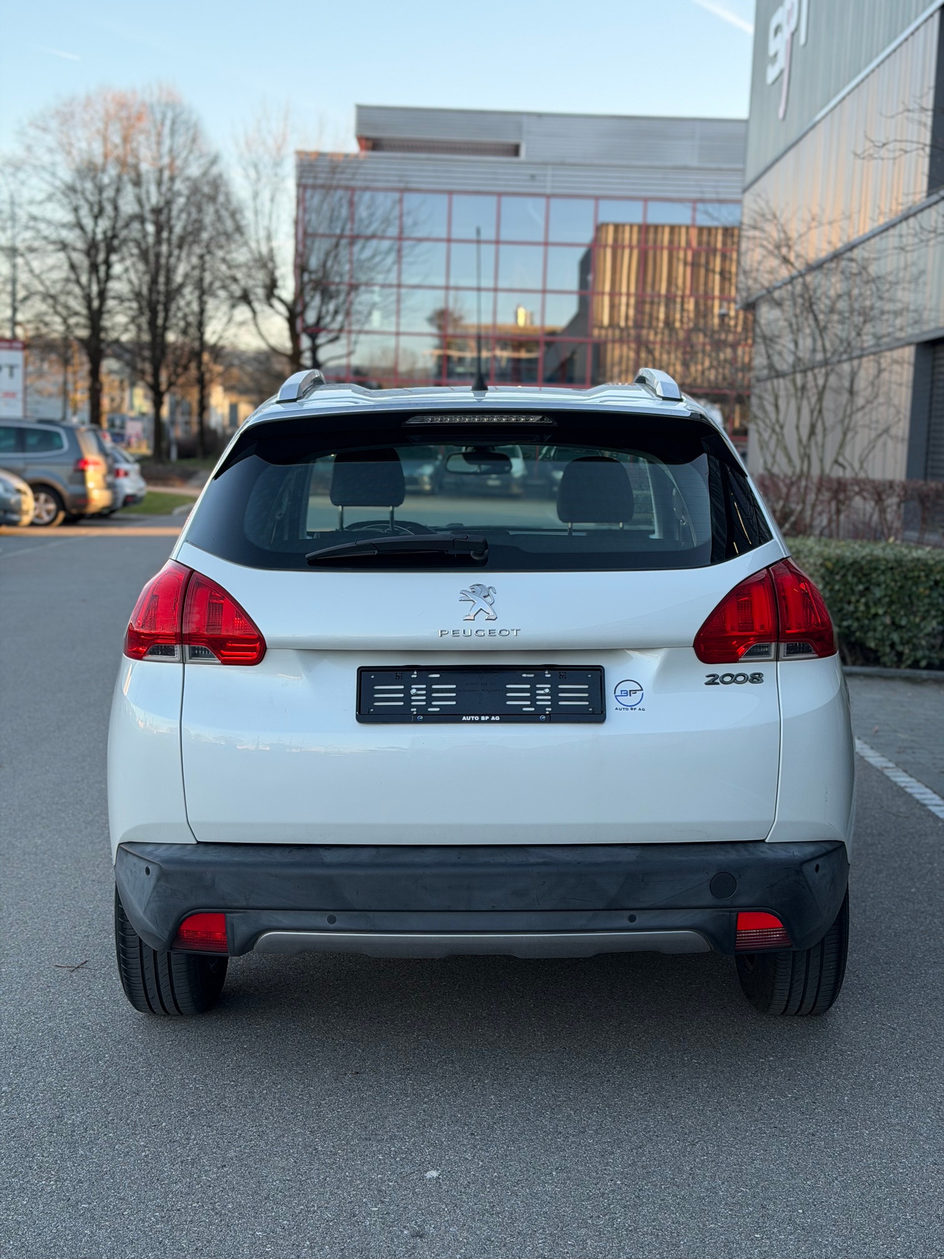 PEUGEOT 2008 1.2 VTI Allure-image-5
