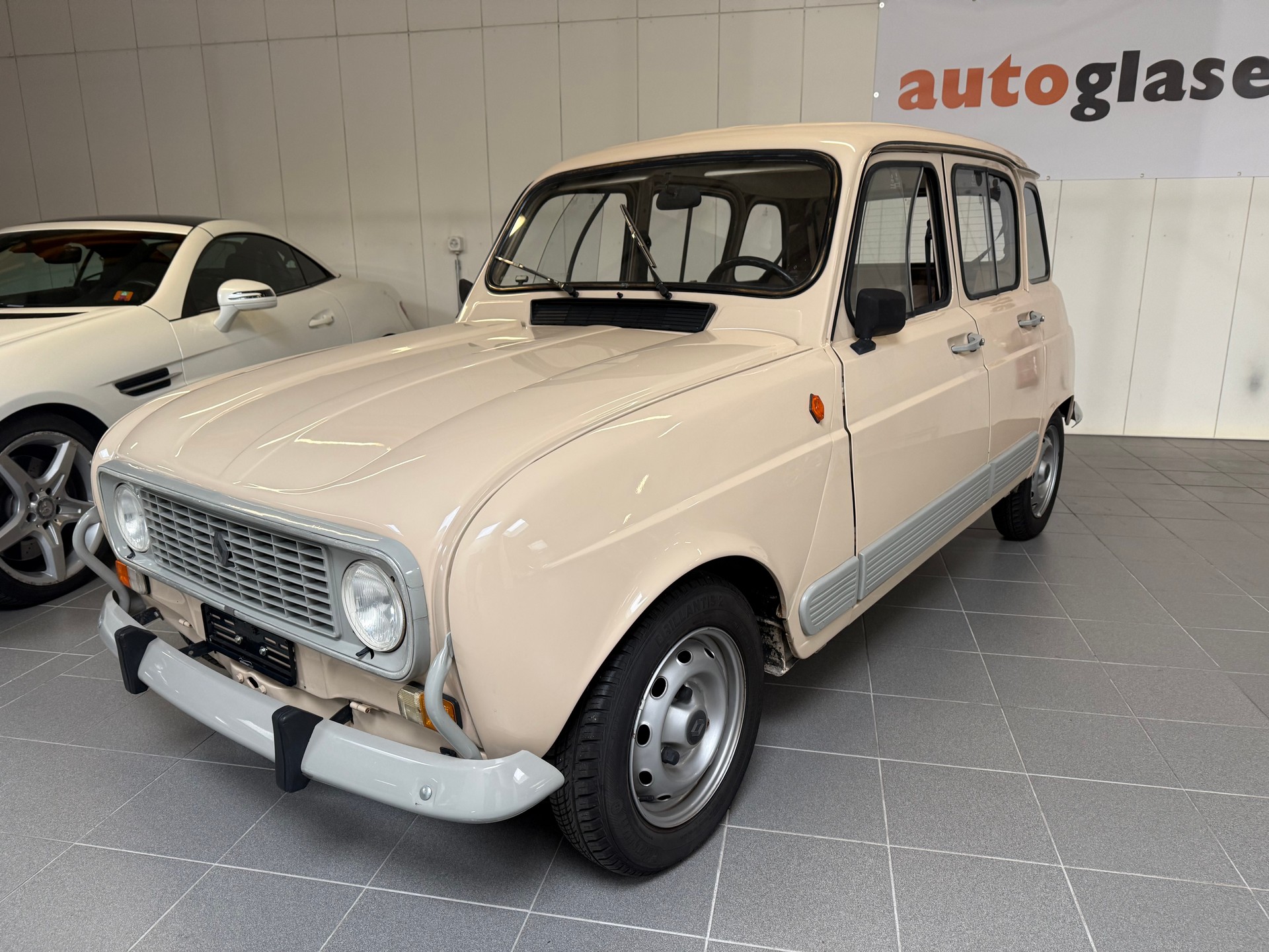 RENAULT R4 1100 GTL-showroom-element-2