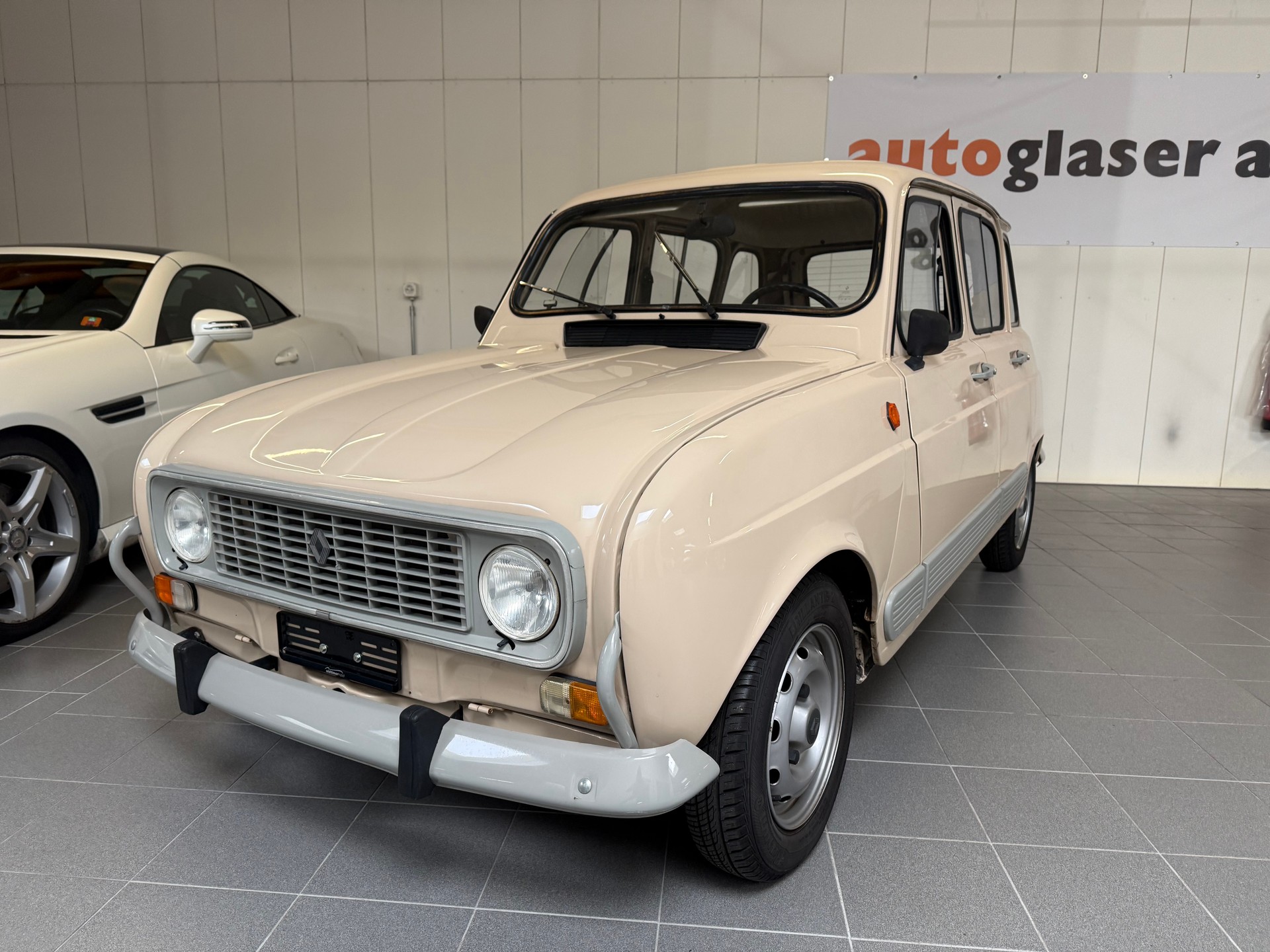RENAULT R4 1100 GTL-showroom-element-1
