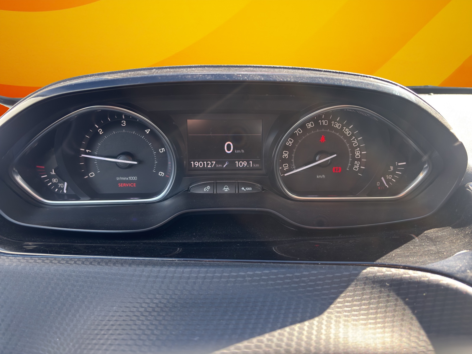 PEUGEOT 2008 1.6 e-HDi Allure-image-12