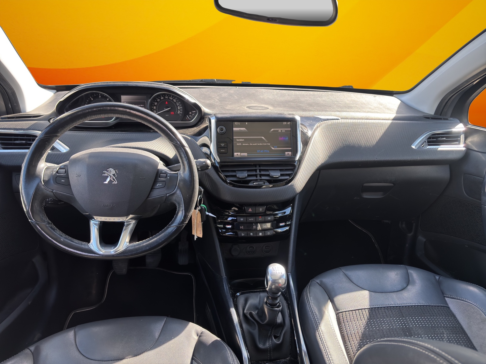 PEUGEOT 2008 1.6 e-HDi Allure-image-8