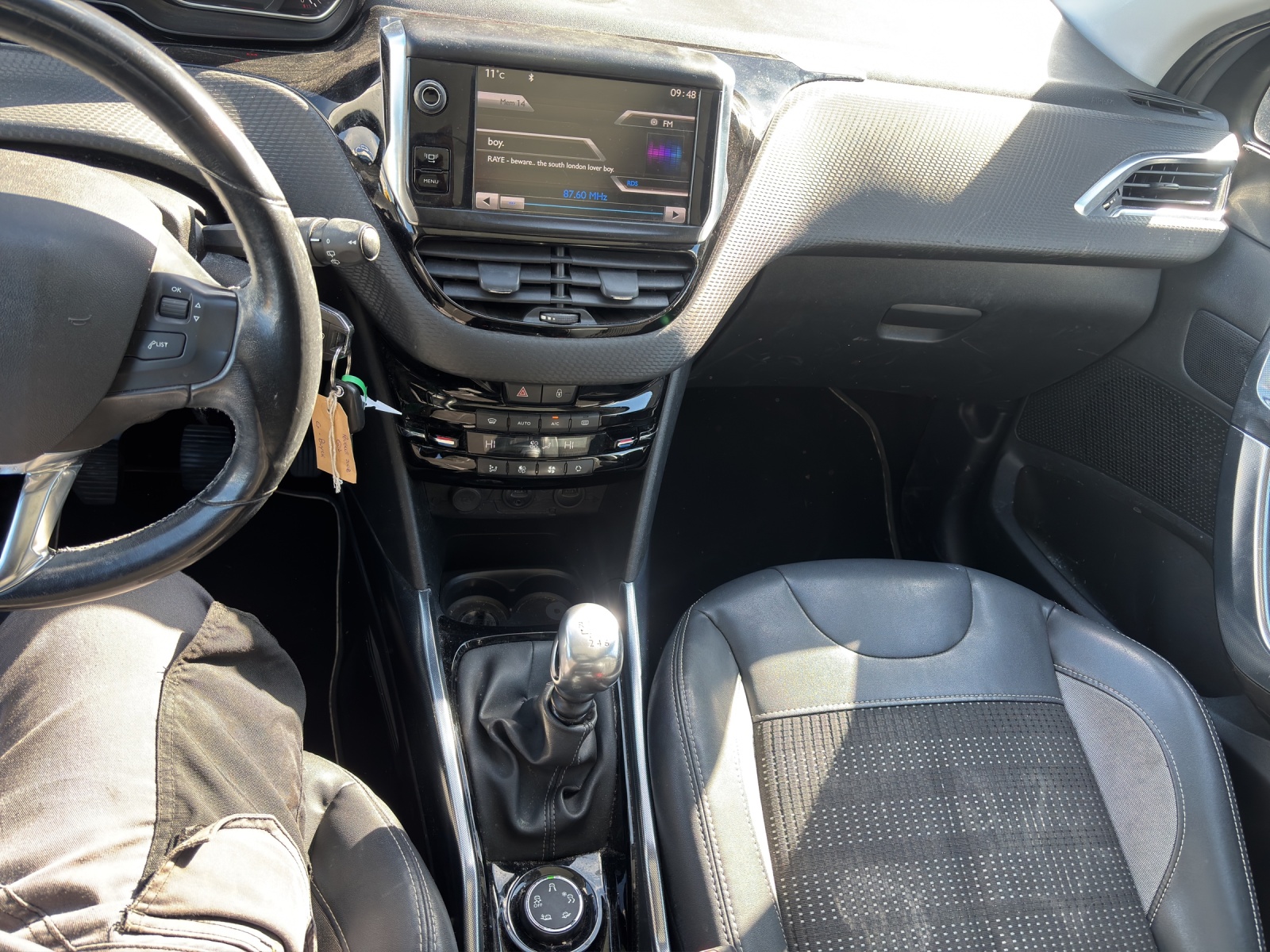 PEUGEOT 2008 1.6 e-HDi Allure-image-13