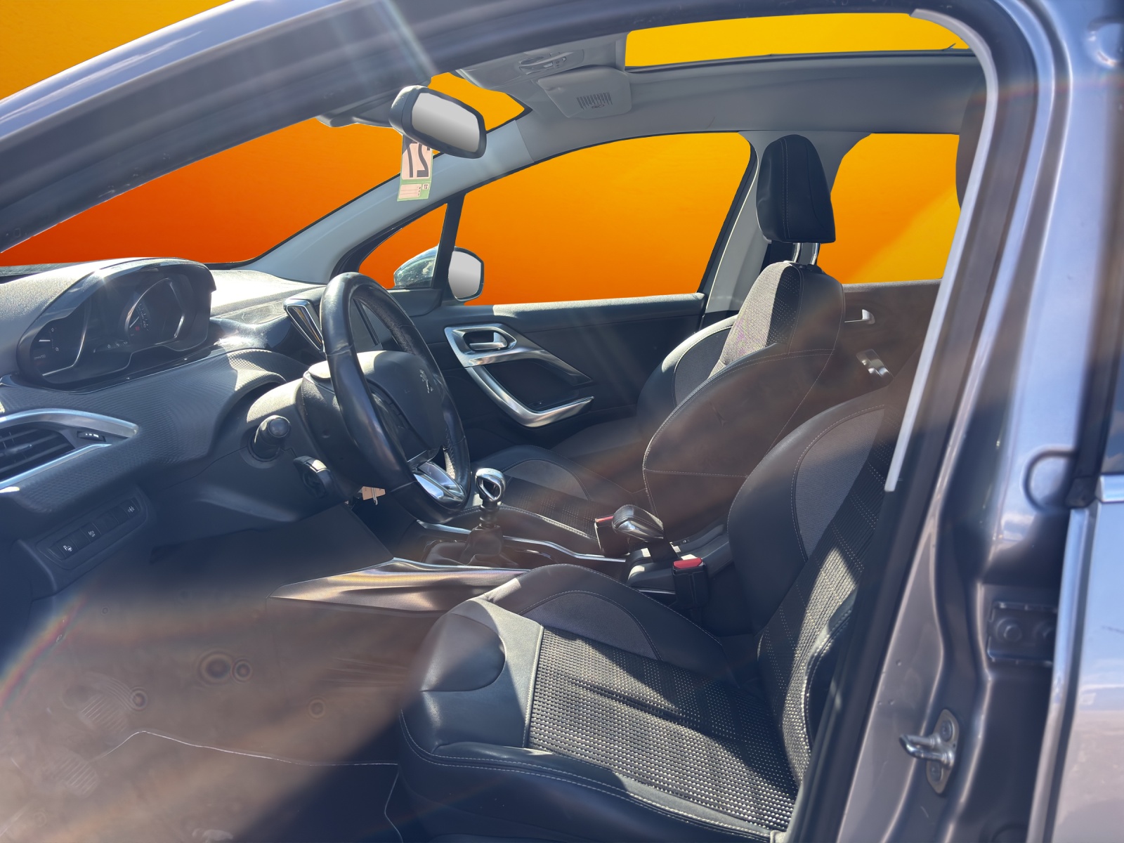 PEUGEOT 2008 1.6 e-HDi Allure-image-9