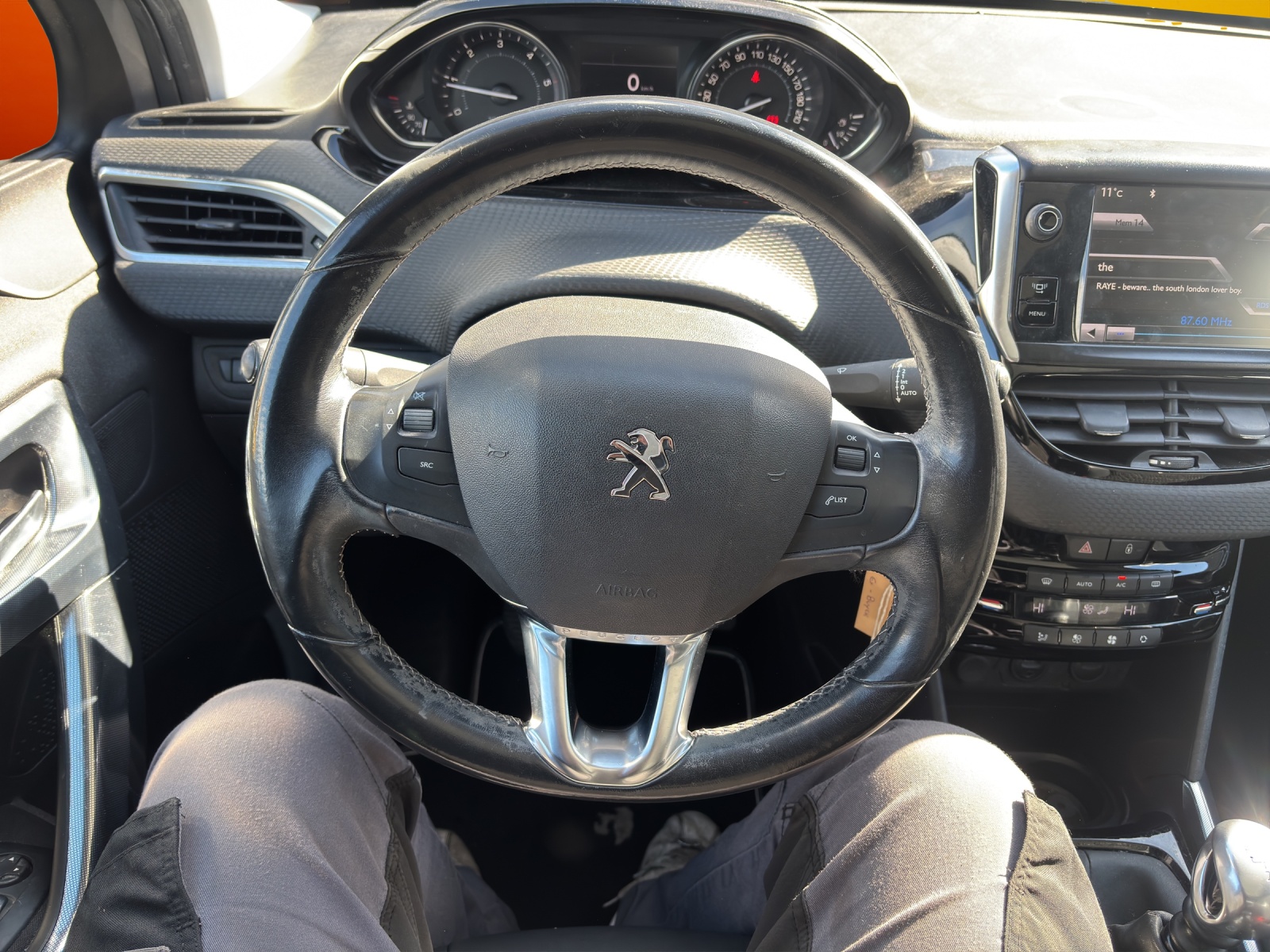 PEUGEOT 2008 1.6 e-HDi Allure-image-10