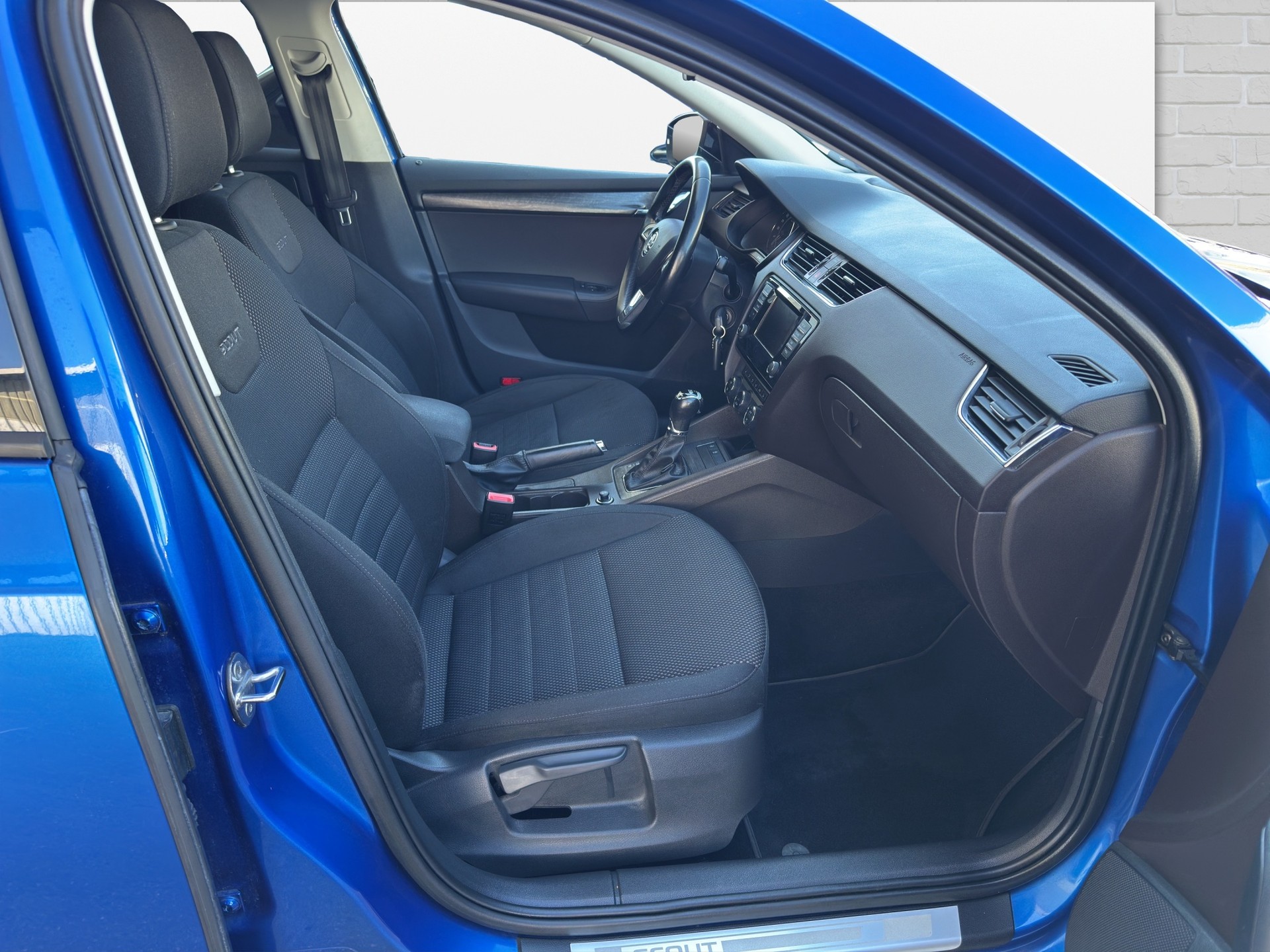 SKODA Octavia Combi 2.0 TDI Scout 4x4 DSG-image-11