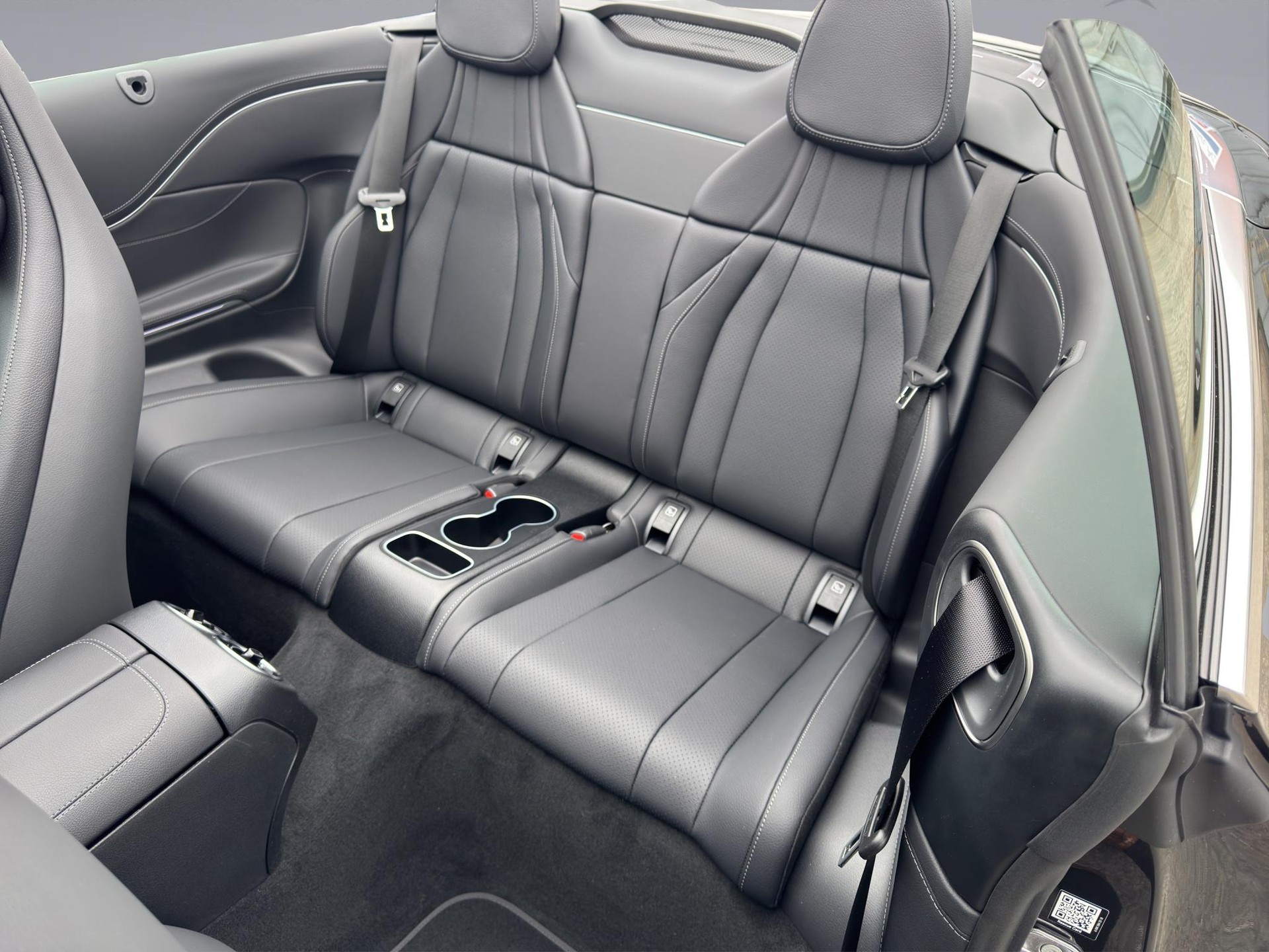 MERCEDES-BENZ CLE 200 AMG Line 4matic Cabriolet-image-9