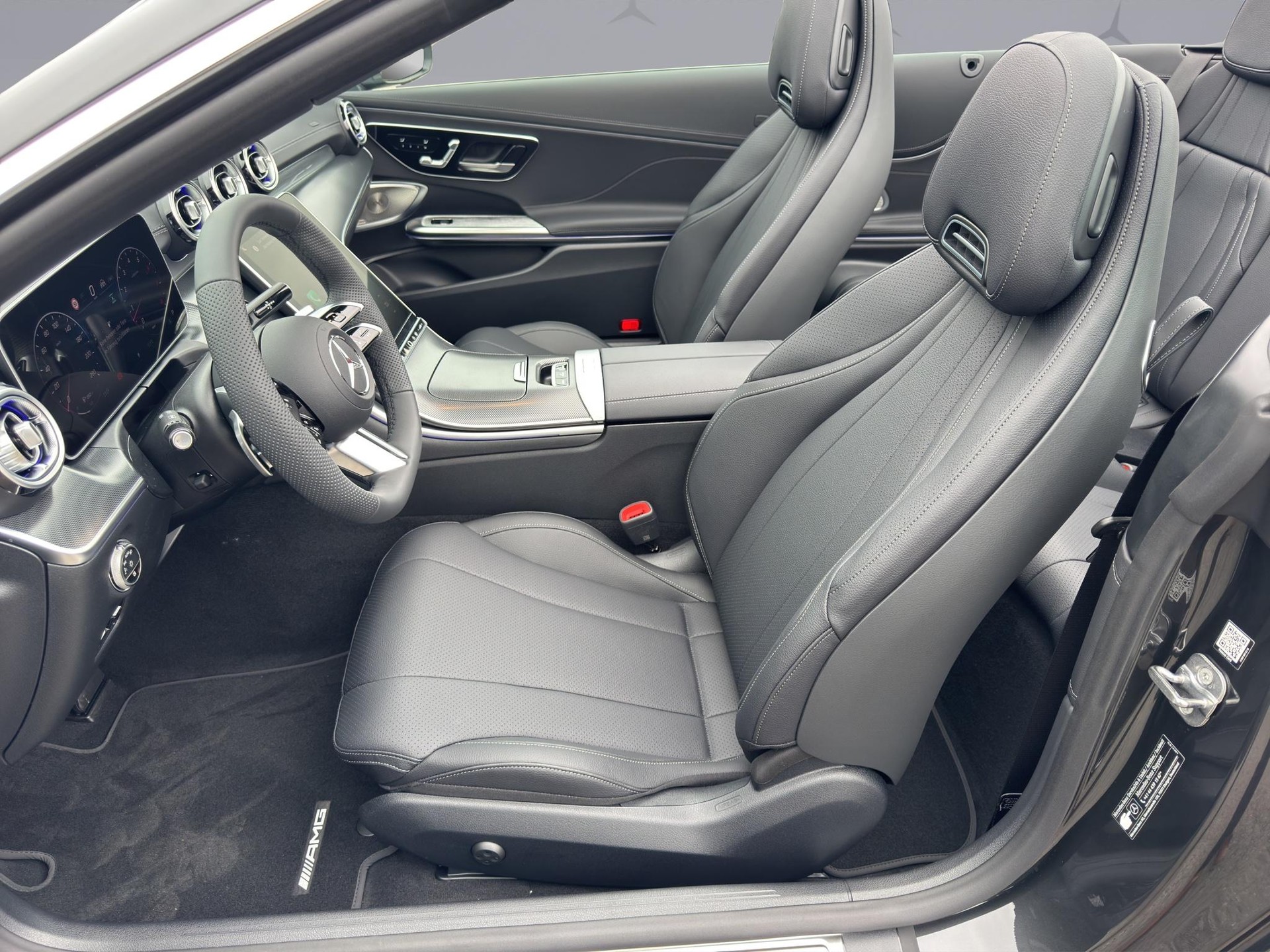 MERCEDES-BENZ CLE 200 AMG Line 4matic Cabriolet-image-8