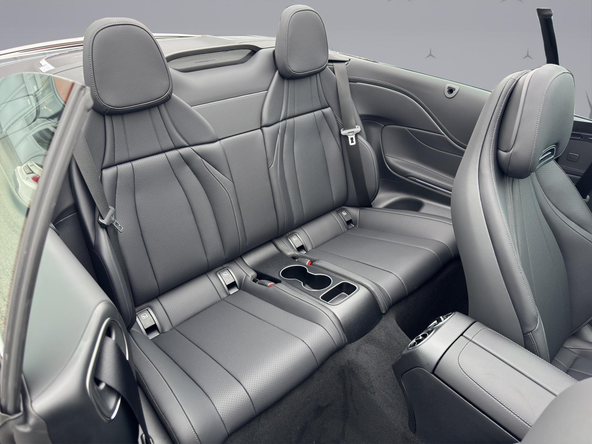 MERCEDES-BENZ CLE 200 AMG Line 4matic Cabriolet-image-16