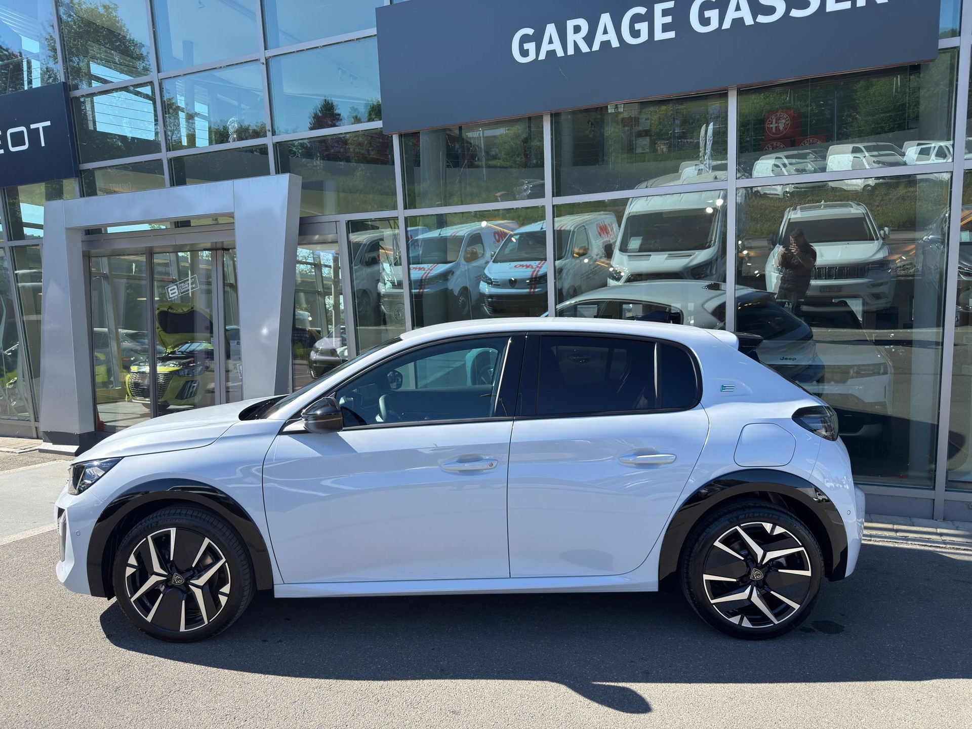 PEUGEOT 208 Elektrik 115kW GT-image-2