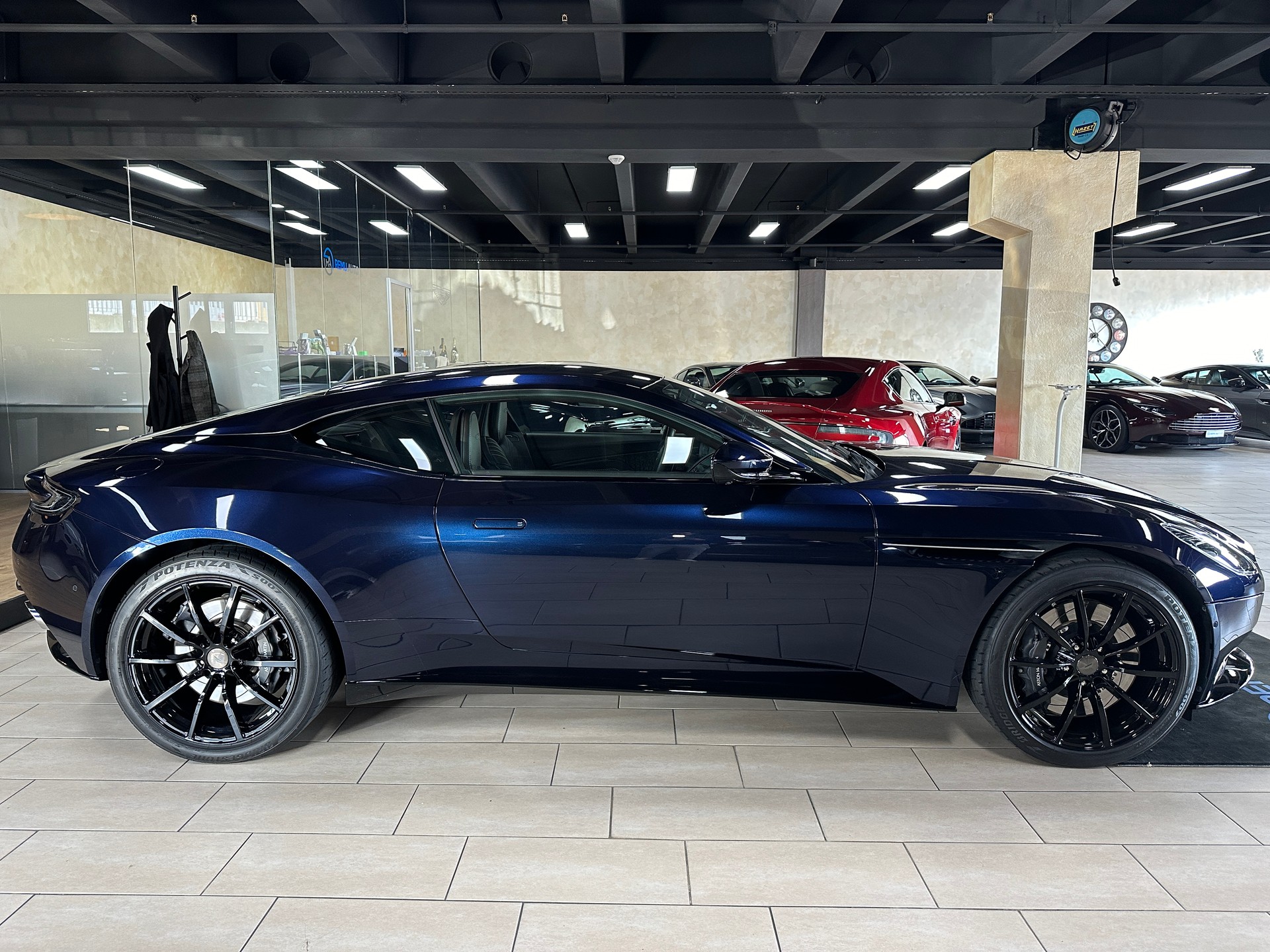 ASTON MARTIN DB11 V12 Touchtronic 3 AMR-showroom-element-1