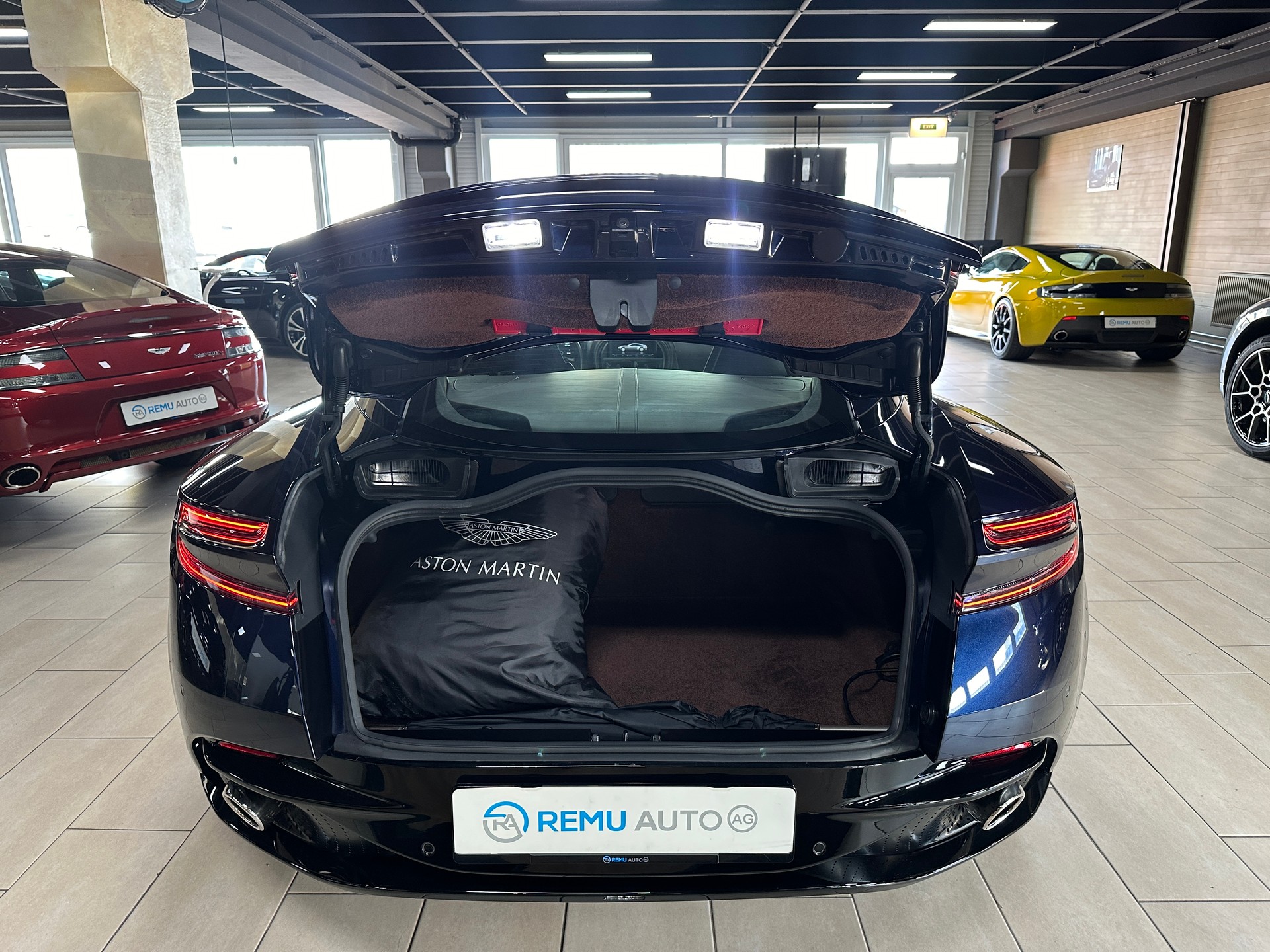 ASTON MARTIN DB11 V12 Touchtronic 3 AMR-showroom-element-3