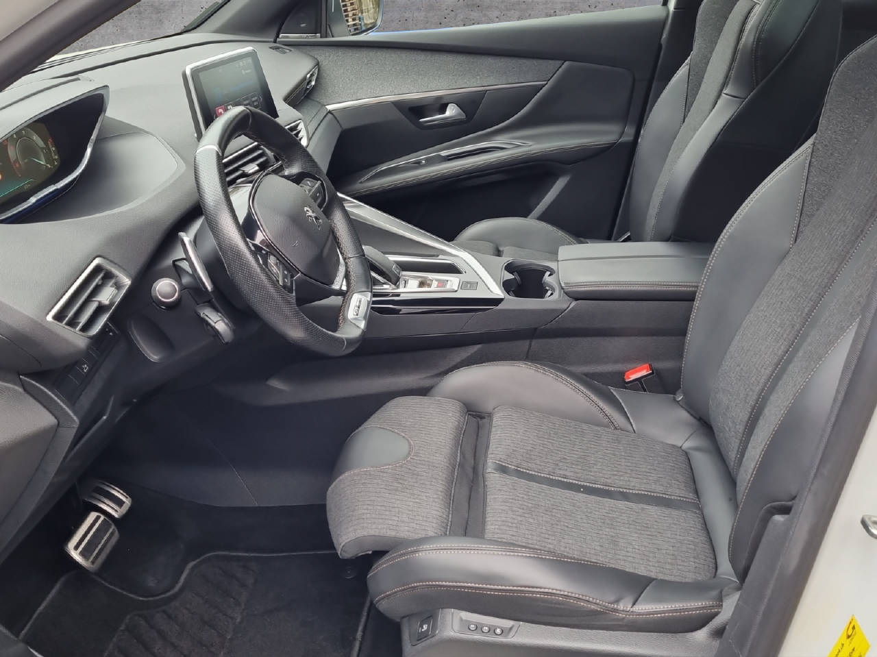 PEUGEOT 3008 1.6 BlueHDi Allure-image-4
