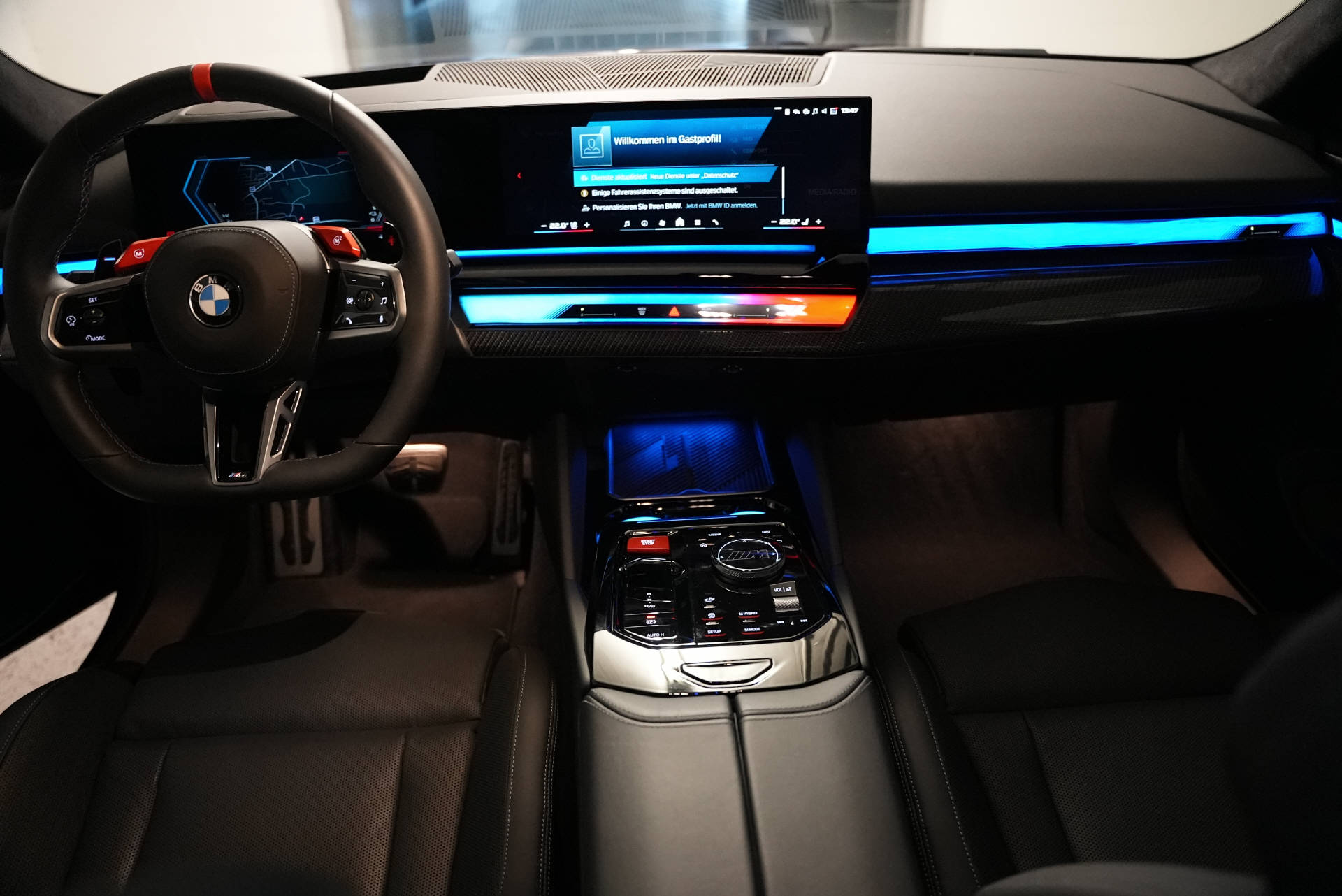 BMW M5 xDrive Touring Twilight Purple-image-11