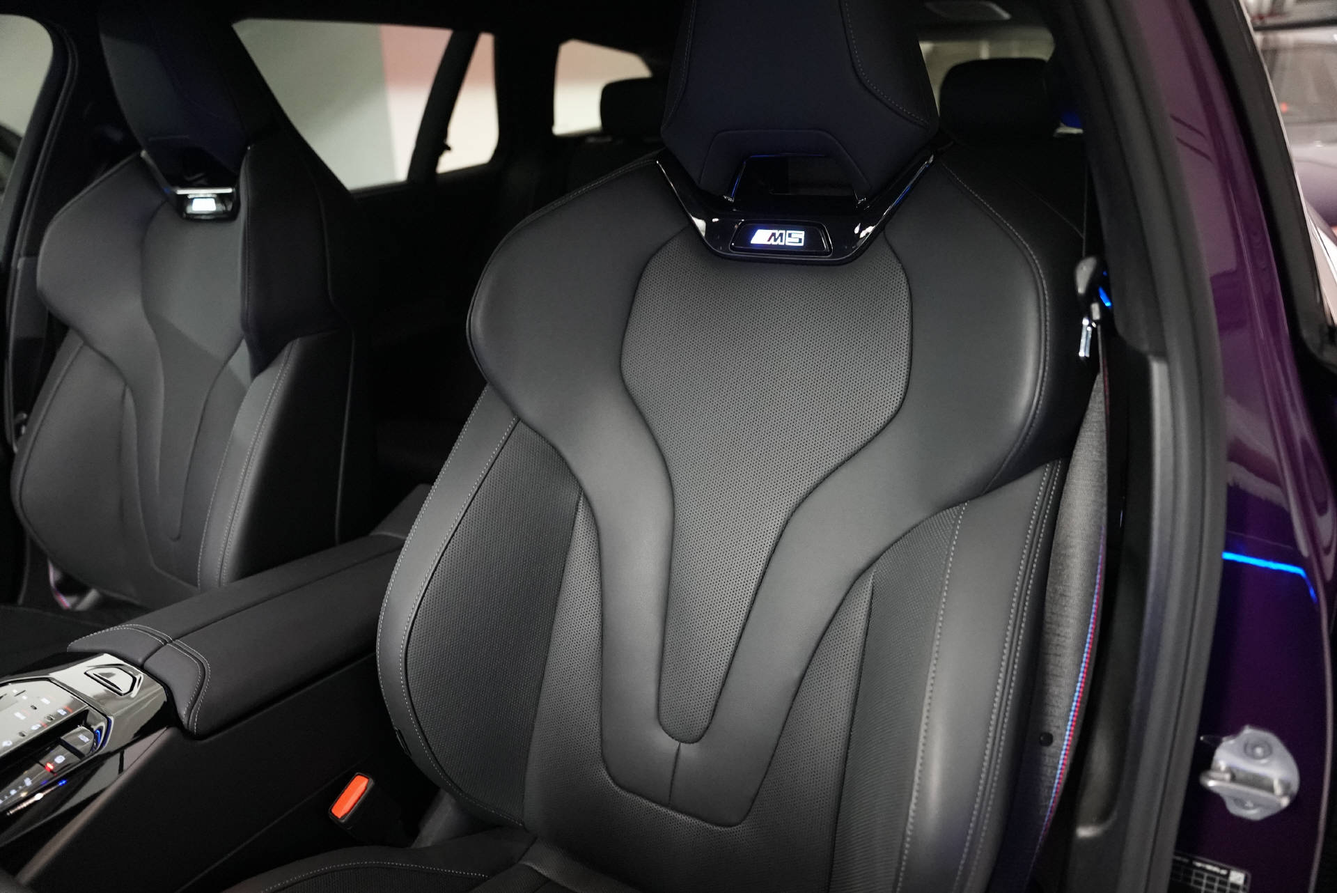 BMW M5 xDrive Touring Twilight Purple-image-9