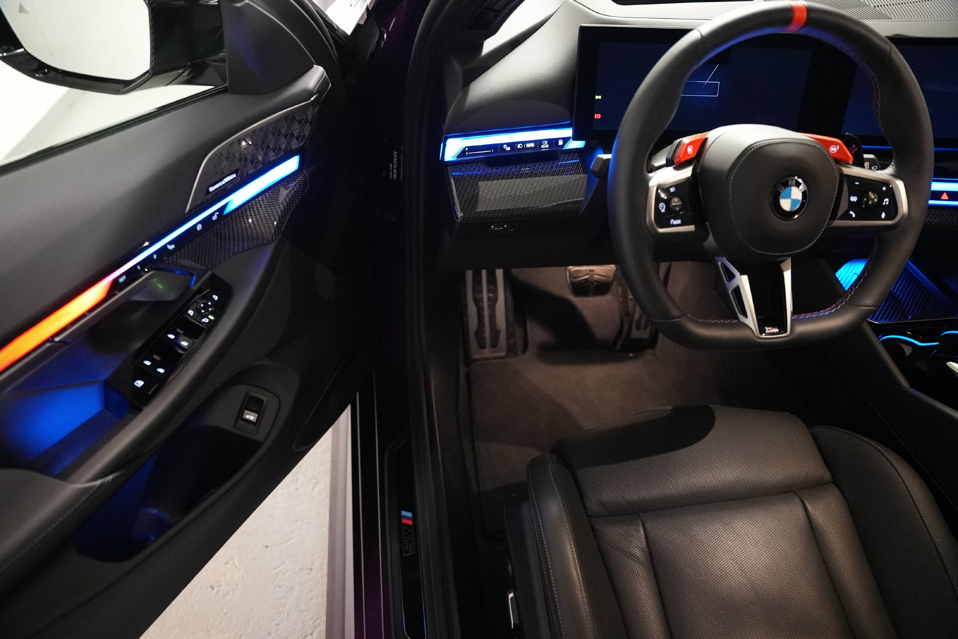 BMW M5 xDrive Touring Twilight Purple-image-8
