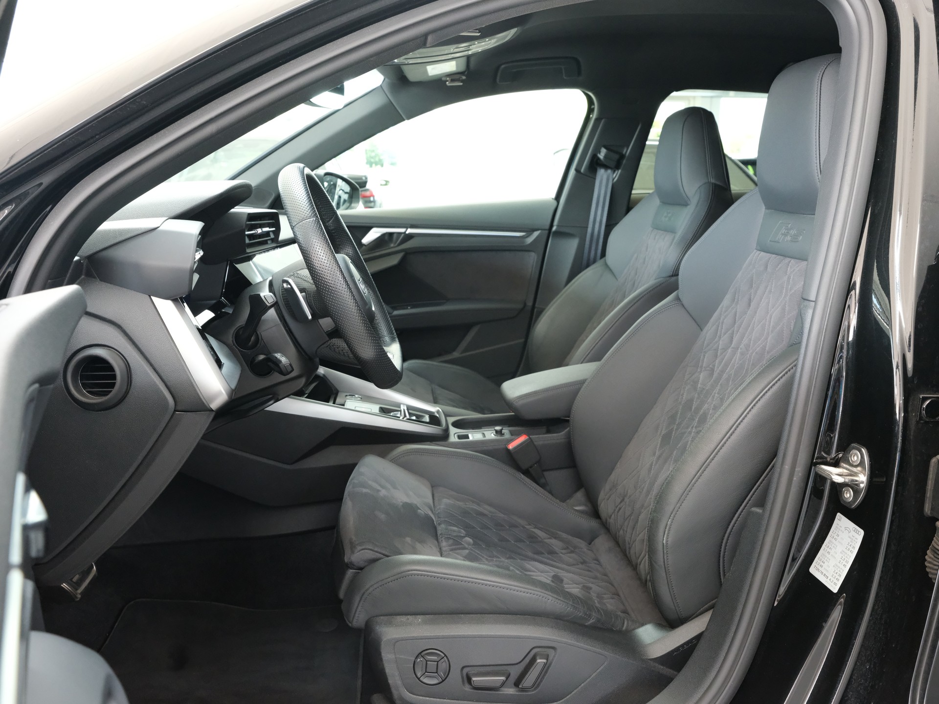 AUDI RS3 Sportback 2.5 TSI quattro S-tronic * RS Abgassanlage* *Carplay* *RS Performance*-image-12