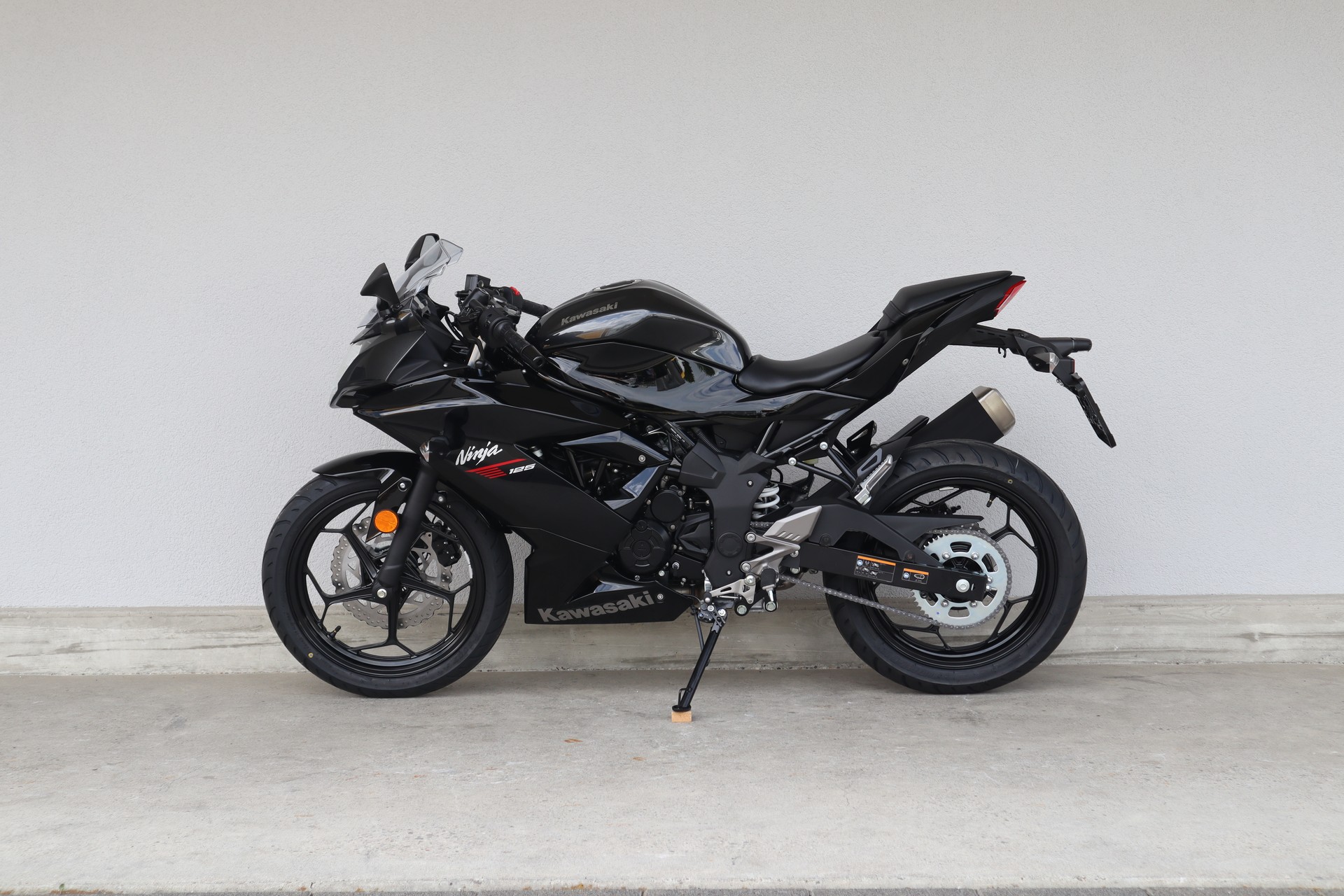 KAWASAKI Ninja 125-showroom-element-3