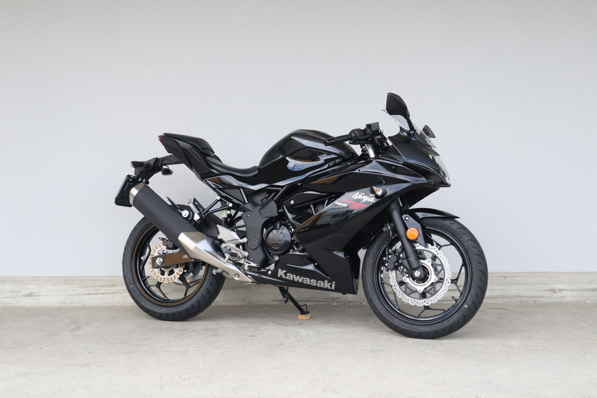 KAWASAKI Ninja 125-showroom-element-1