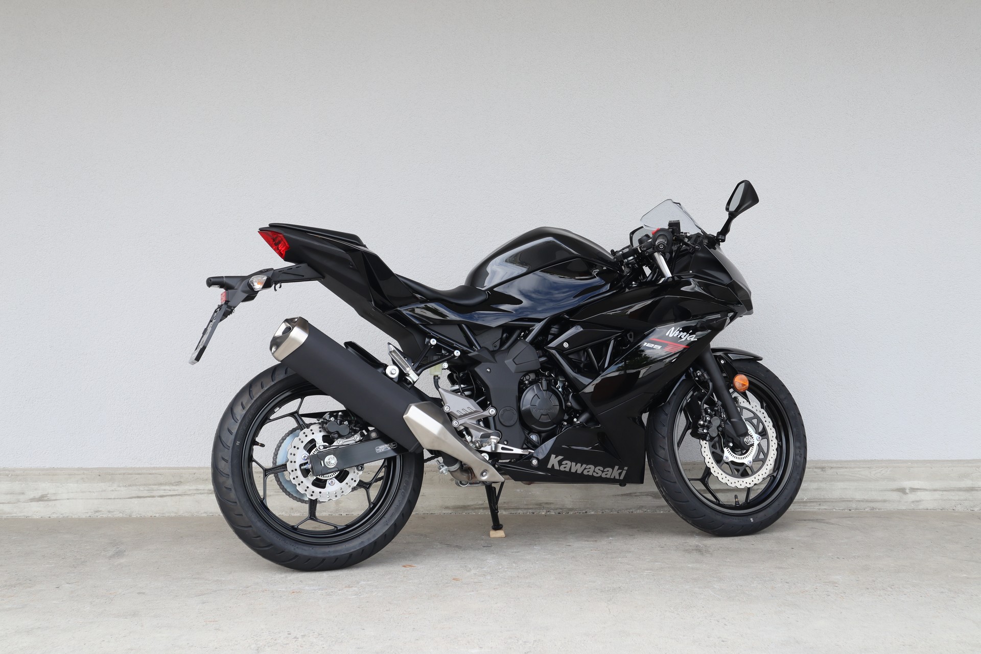 KAWASAKI Ninja 125-showroom-element-2
