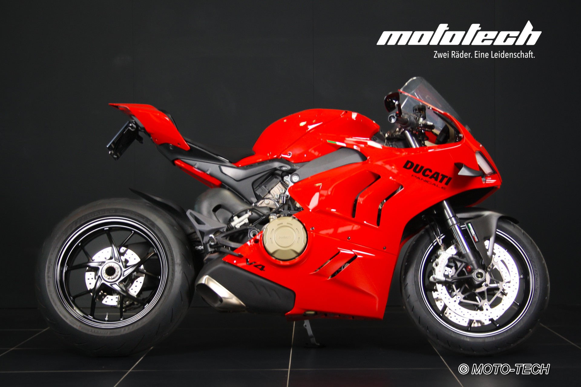 DUCATI Panigale V4-showroom-element-1