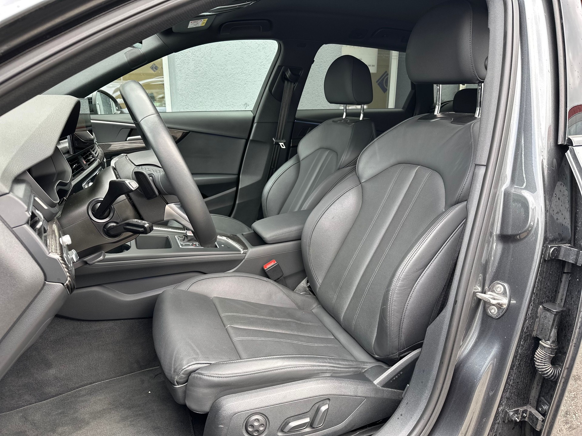 AUDI A4 Avant 40 TDI S line Attraction quattro S-tronic-image-4