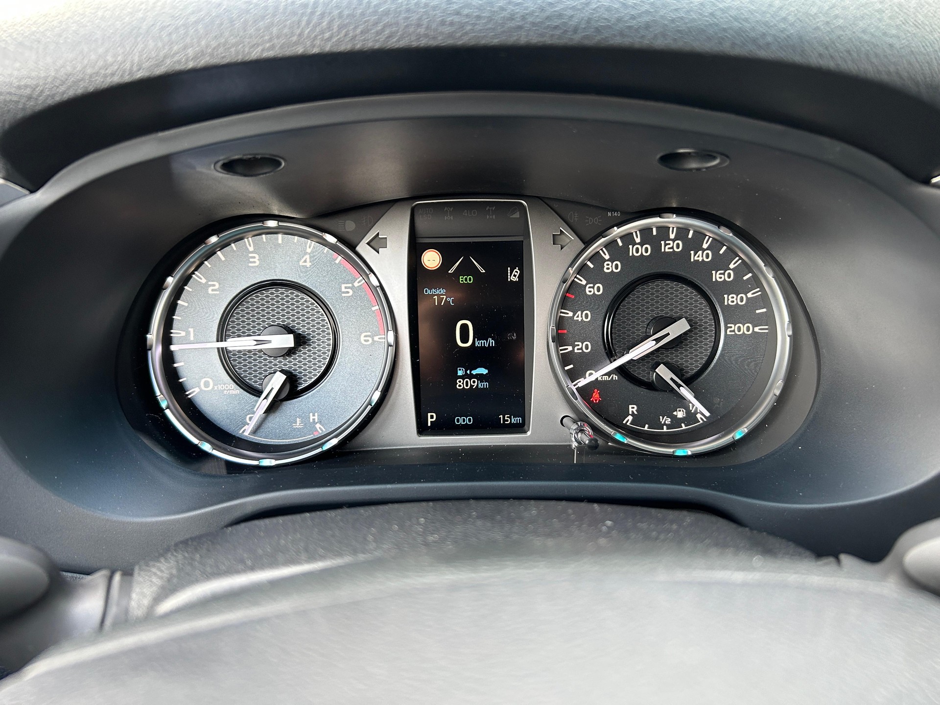 TOYOTA Hilux Double Cab.-Pick-up 2.4 D-4D 150 Style-image-11